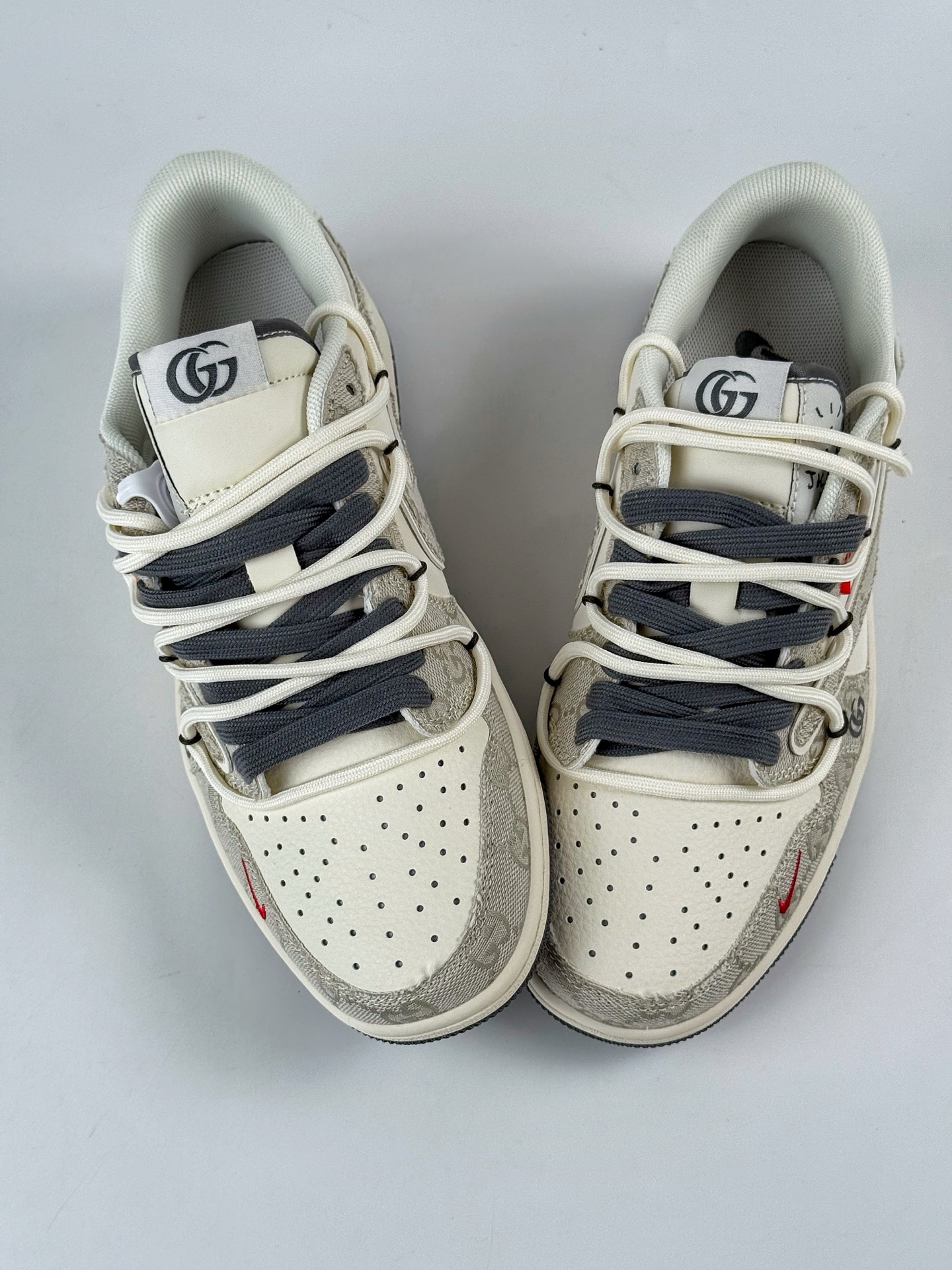 300 Travis Scott x Nike Air Jordan 1 Low x GUCCI Air Jordan 1 Low 反转棕白小勾绑带倒钩  HT5088-601