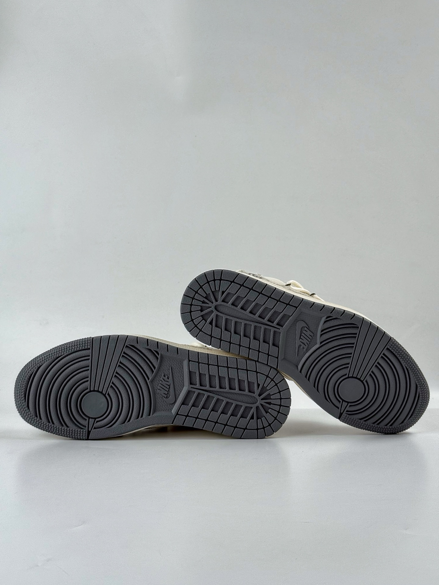 300 Travis Scott x Nike Air Jordan 1 Low x GUCCI Air Jordan 1 Low 反转棕白小勾绑带倒钩  HT5088-601