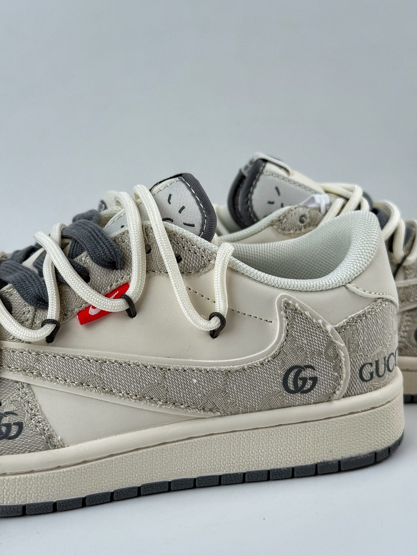 300 Travis Scott x Nike Air Jordan 1 Low x GUCCI Air Jordan 1 Low 反转棕白小勾绑带倒钩  HT5088-601