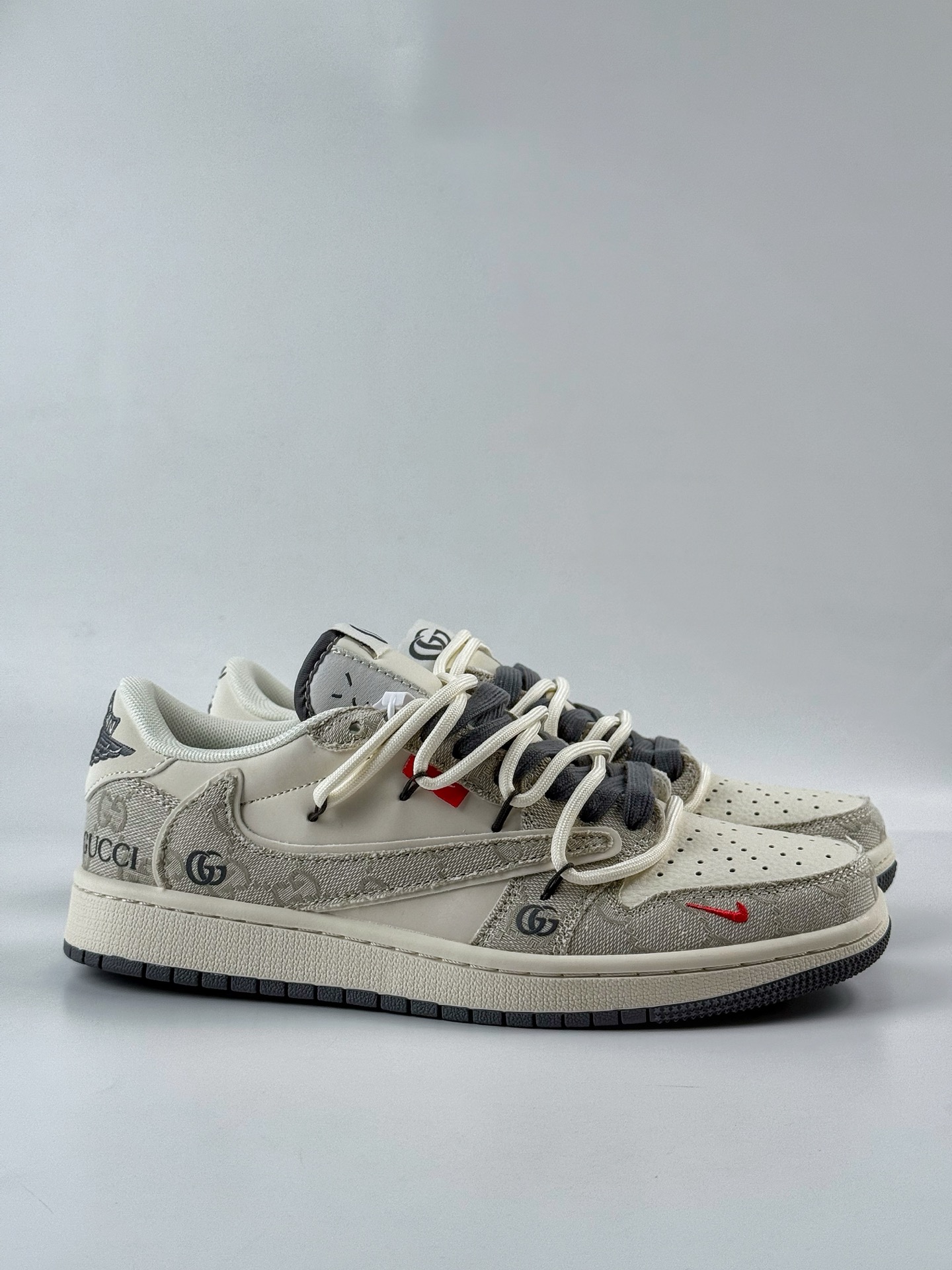 300 Travis Scott x Nike Air Jordan 1 Low x GUCCI Air Jordan 1 Low 反转棕白小勾绑带倒钩  HT5088-601