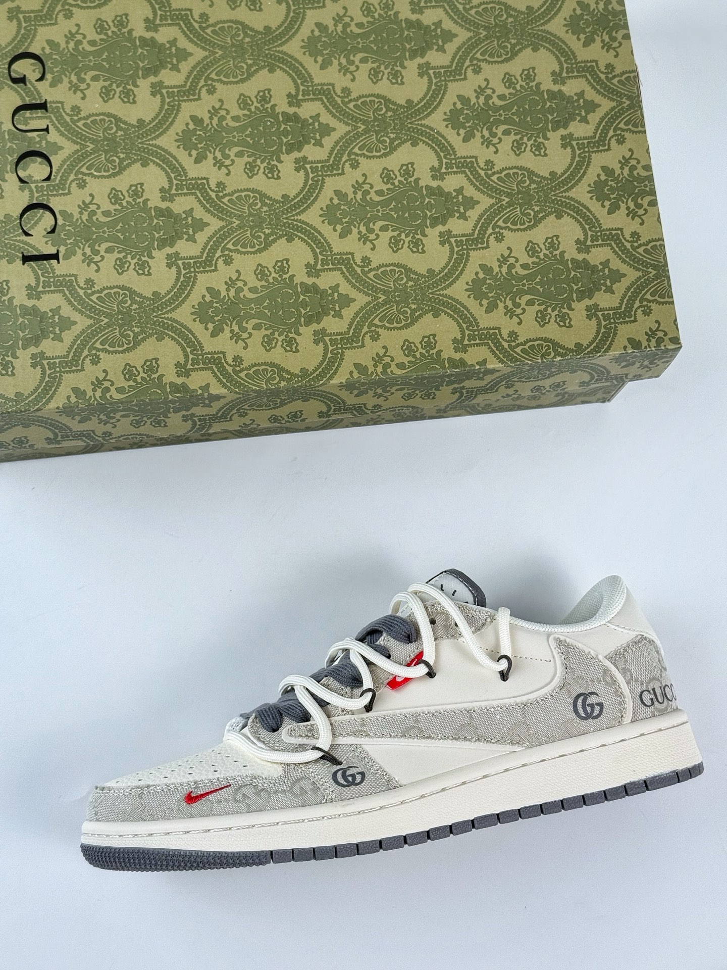 300 Travis Scott x Nike Air Jordan 1 Low x GUCCI Air Jordan 1 Low 反转棕白小勾绑带倒钩  HT5088-601