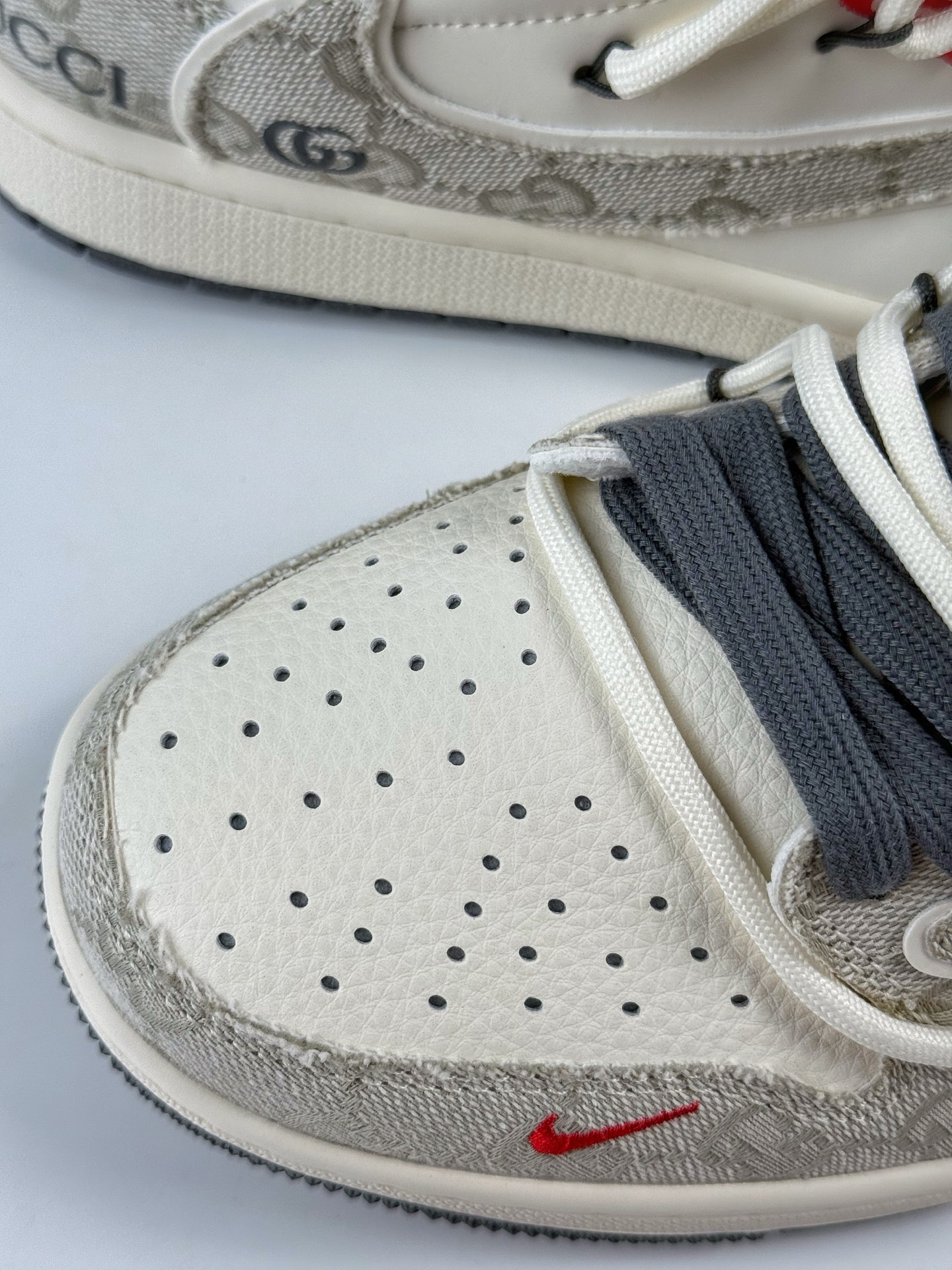 300 Travis Scott x Nike Air Jordan 1 Low x GUCCI Air Jordan 1 Low 反转棕白小勾绑带倒钩  HT5088-601