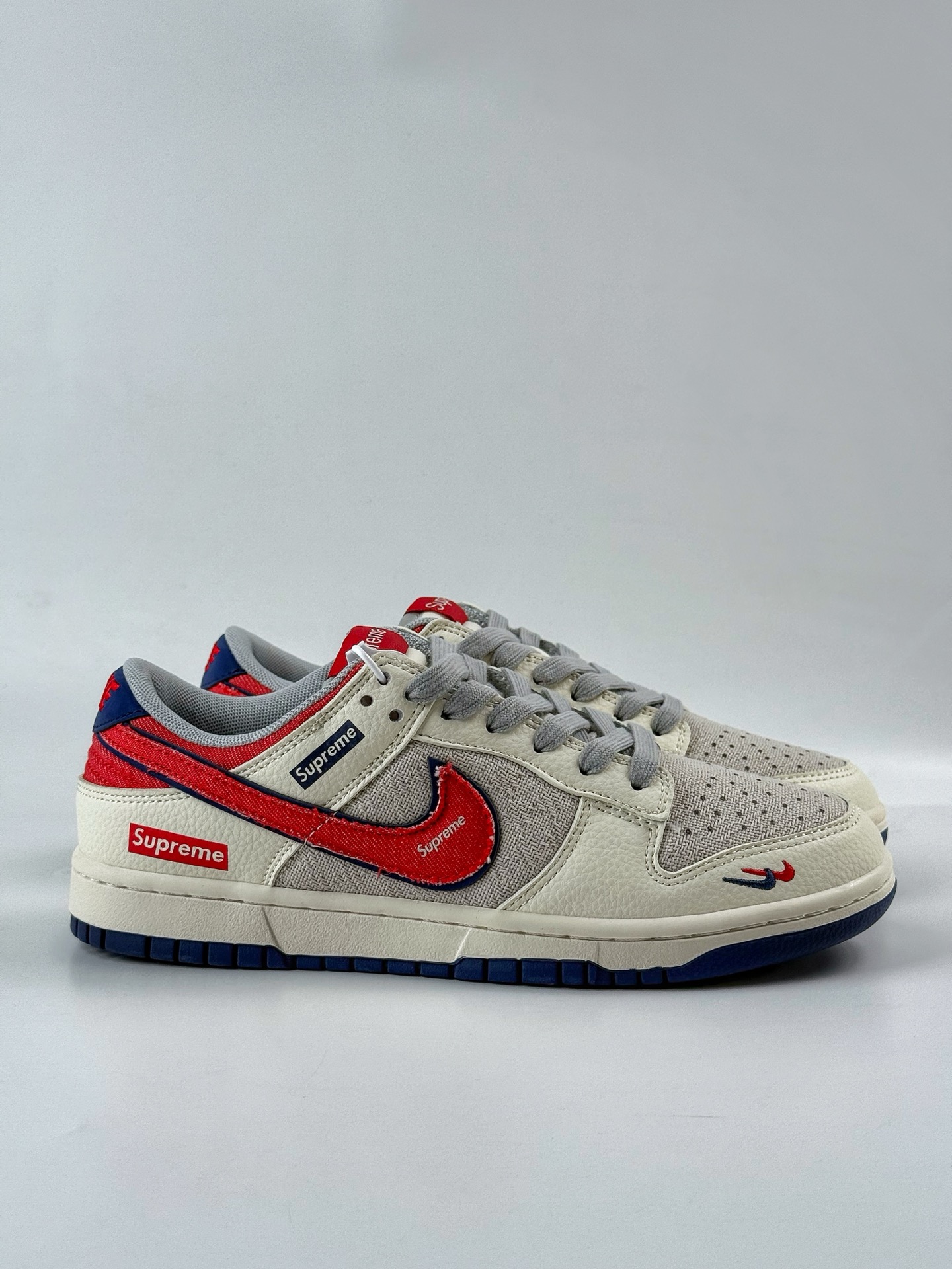 260 Nike SB Dunk Low x Supreme 白灰双小勾 XD1588-233-Chinese UA Cheap High Quatity Brand Clothes Bags handbags Sneakers wholesale wholesaler seller from China Factory suppliers Fashion Clothing Shoes best Quality Beautiful Price 260 Nike SB Dunk Low x Supreme 白灰双小勾 XD1588-233