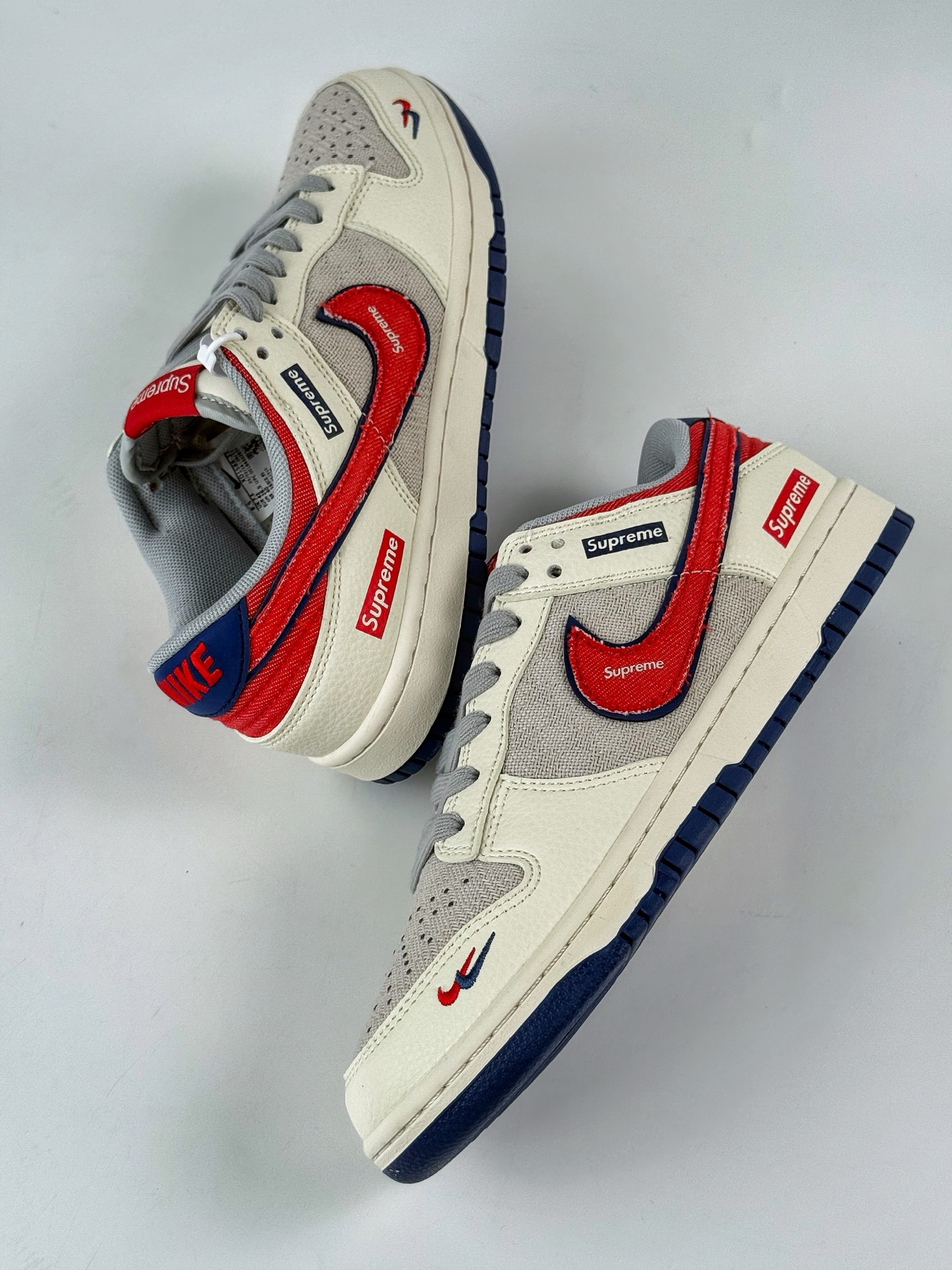 260 Nike SB Dunk Low x Supreme 白灰双小勾 XD1588-233-Chinese UA Cheap High Quatity Brand Clothes Bags handbags Sneakers wholesale wholesaler seller from China Factory suppliers Fashion Clothing Shoes best Quality Beautiful Price 260 Nike SB Dunk Low x Supreme 白灰双小勾 XD1588-233