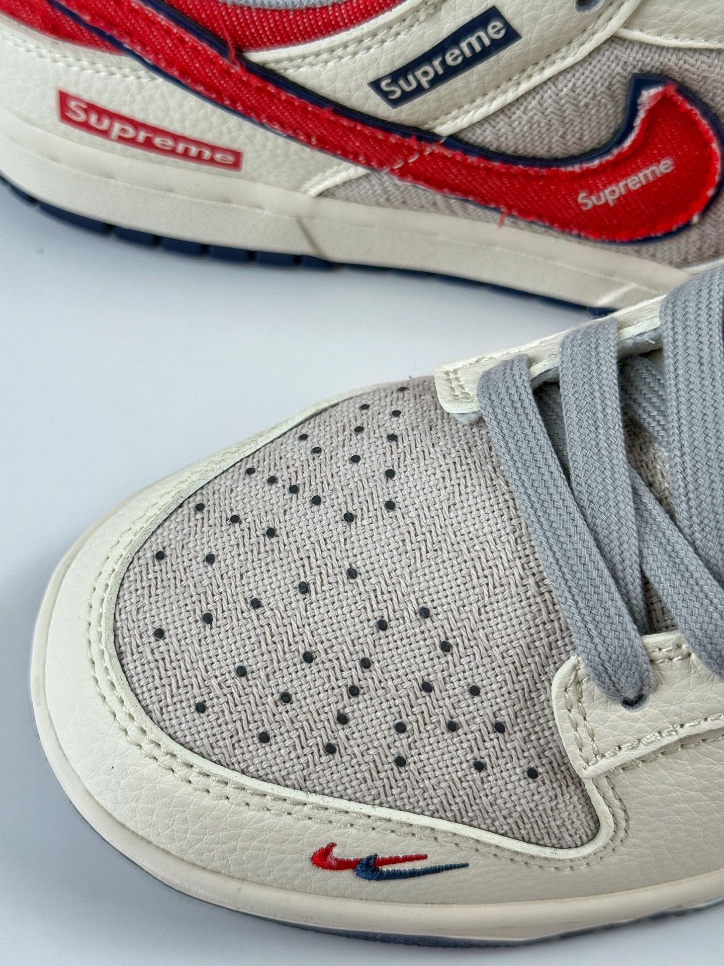 260 Nike SB Dunk Low x Supreme 白灰双小勾 XD1588-233-Chinese UA Cheap High Quatity Brand Clothes Bags handbags Sneakers wholesale wholesaler seller from China Factory suppliers Fashion Clothing Shoes best Quality Beautiful Price 260 Nike SB Dunk Low x Supreme 白灰双小勾 XD1588-233