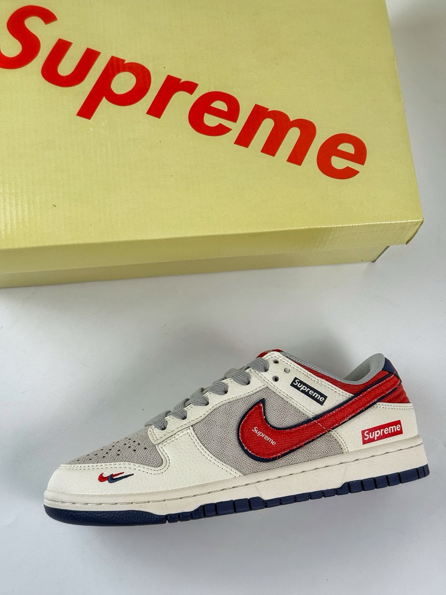 260 Nike SB Dunk Low x Supreme 白灰双小勾 XD1588-233-Chinese UA Cheap High Quatity Brand Clothes Bags handbags Sneakers wholesale wholesaler seller from China Factory suppliers Fashion Clothing Shoes best Quality Beautiful Price 260 Nike SB Dunk Low x Supreme 白灰双小勾 XD1588-233