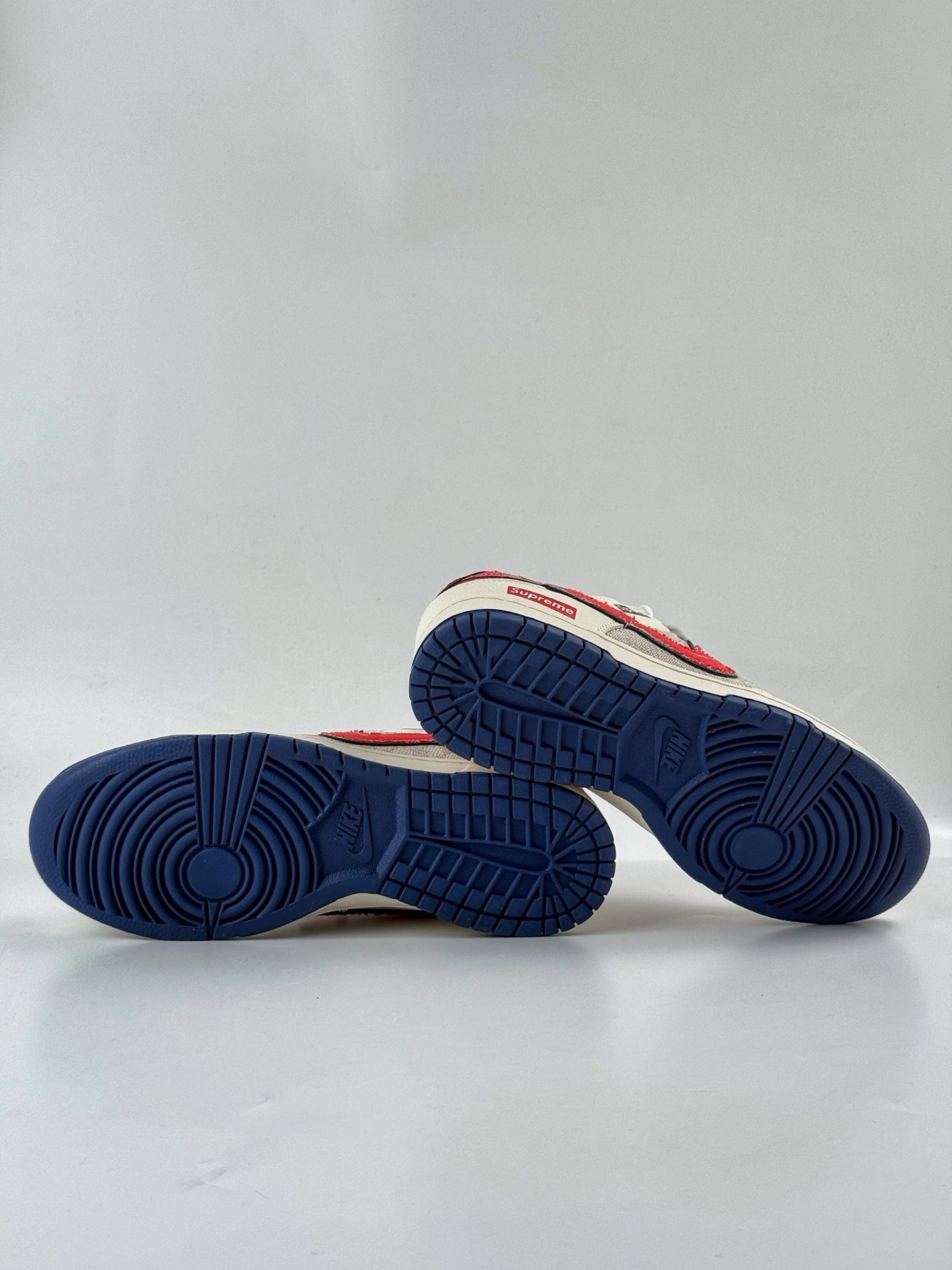 260 Nike SB Dunk Low x Supreme 白灰双小勾 XD1588-233-Chinese UA Cheap High Quatity Brand Clothes Bags handbags Sneakers wholesale wholesaler seller from China Factory suppliers Fashion Clothing Shoes best Quality Beautiful Price 260 Nike SB Dunk Low x Supreme 白灰双小勾 XD1588-233