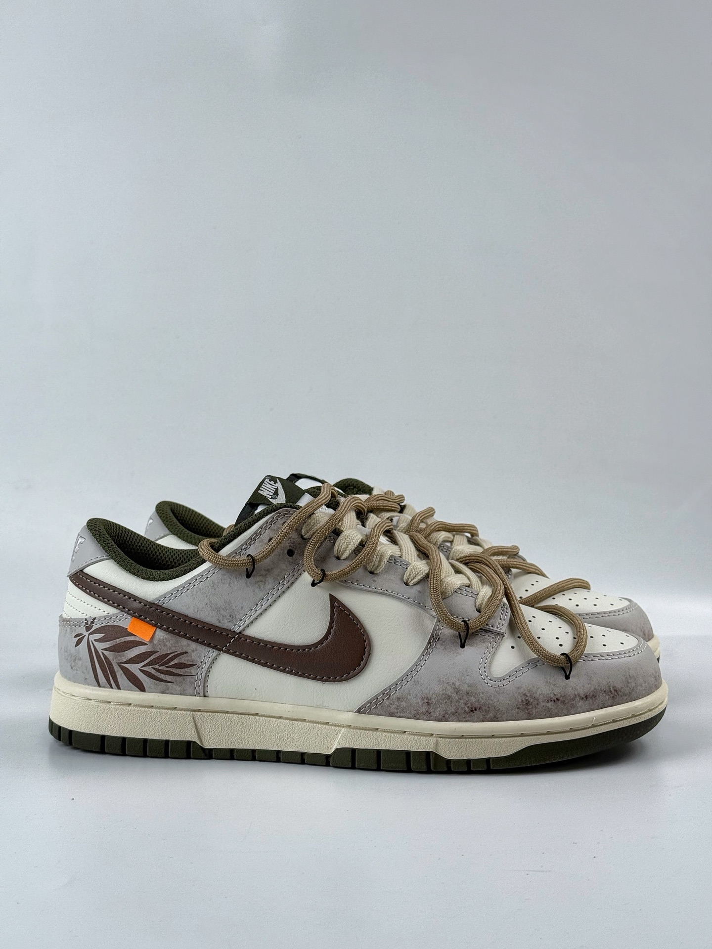 280 Nike SB Dunk Low 羽毛 复古礼盒 舒适百搭 通勤 摩卡 HF5441-102-Chinese UA Cheap High Quatity Brand Clothes Bags handbags Sneakers wholesale wholesaler seller from China Factory suppliers Fashion Clothing Shoes best Quality Beautiful Price 280 Nike SB Dunk Low 羽毛 复古礼盒 舒适百搭 通勤 摩卡 HF5441-102