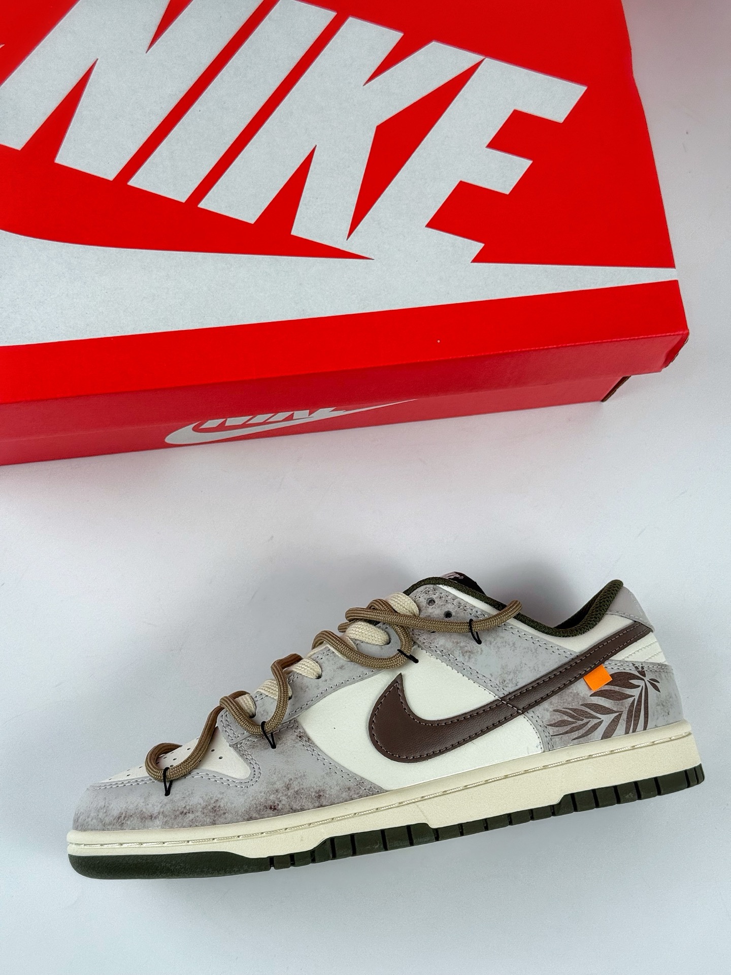 280 Nike SB Dunk Low 羽毛 复古礼盒 舒适百搭 通勤 摩卡 HF5441-102-Chinese UA Cheap High Quatity Brand Clothes Bags handbags Sneakers wholesale wholesaler seller from China Factory suppliers Fashion Clothing Shoes best Quality Beautiful Price 280 Nike SB Dunk Low 羽毛 复古礼盒 舒适百搭 通勤 摩卡 HF5441-102