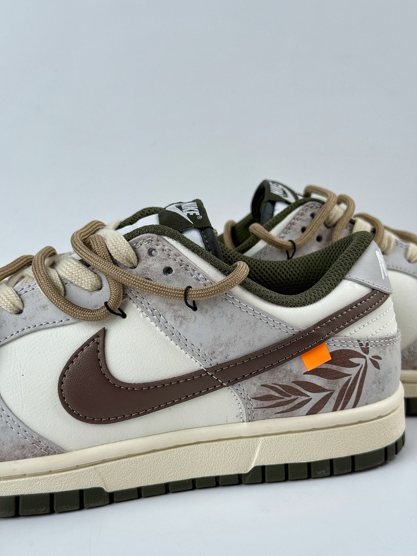 280 Nike SB Dunk Low 羽毛 复古礼盒 舒适百搭 通勤 摩卡 HF5441-102-Chinese UA Cheap High Quatity Brand Clothes Bags handbags Sneakers wholesale wholesaler seller from China Factory suppliers Fashion Clothing Shoes best Quality Beautiful Price 280 Nike SB Dunk Low 羽毛 复古礼盒 舒适百搭 通勤 摩卡 HF5441-102
