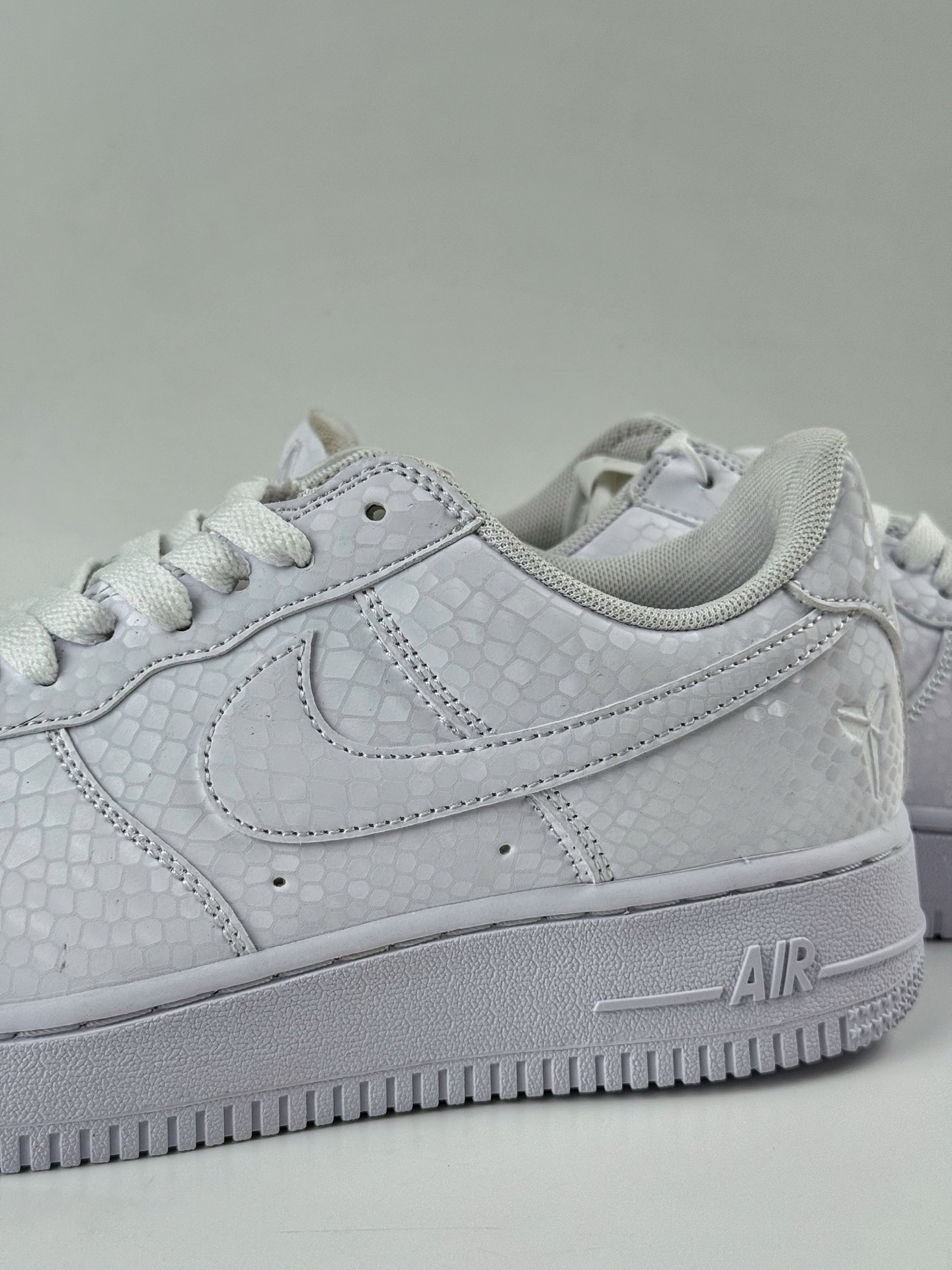 200 Nike Air Force 1 Low 07 专属logo(曼巴蛇图案)纯白 IB0018-100-Chinese UA Cheap High Quatity Brand Clothes Bags handbags Sneakers wholesale wholesaler seller from China Factory suppliers Fashion Clothing Shoes best Quality Beautiful Price 200 Nike Air Force 1 Low 07 专属logo(曼巴蛇图案)纯白 IB0018-100