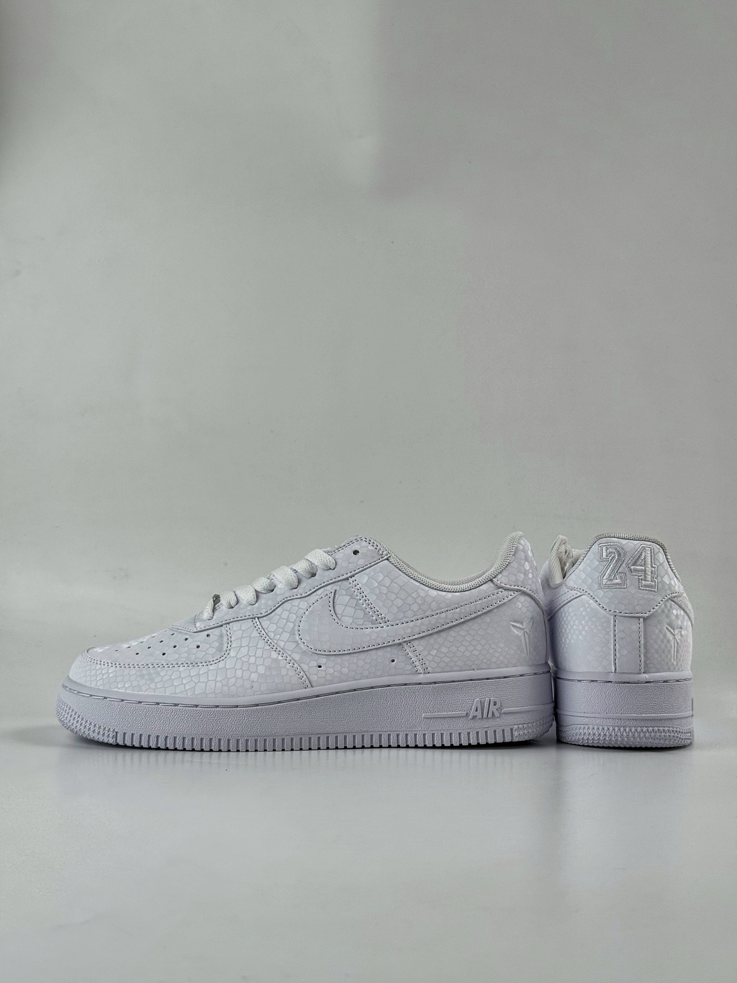 200 Nike Air Force 1 Low 07 专属logo(曼巴蛇图案)纯白 IB0018-100-Chinese UA Cheap High Quatity Brand Clothes Bags handbags Sneakers wholesale wholesaler seller from China Factory suppliers Fashion Clothing Shoes best Quality Beautiful Price 200 Nike Air Force 1 Low 07 专属logo(曼巴蛇图案)纯白 IB0018-100