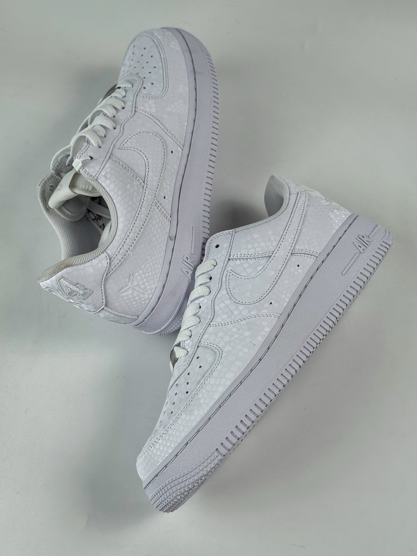 200 Nike Air Force 1 Low 07 专属logo(曼巴蛇图案)纯白 IB0018-100-Chinese UA Cheap High Quatity Brand Clothes Bags handbags Sneakers wholesale wholesaler seller from China Factory suppliers Fashion Clothing Shoes best Quality Beautiful Price 200 Nike Air Force 1 Low 07 专属logo(曼巴蛇图案)纯白 IB0018-100