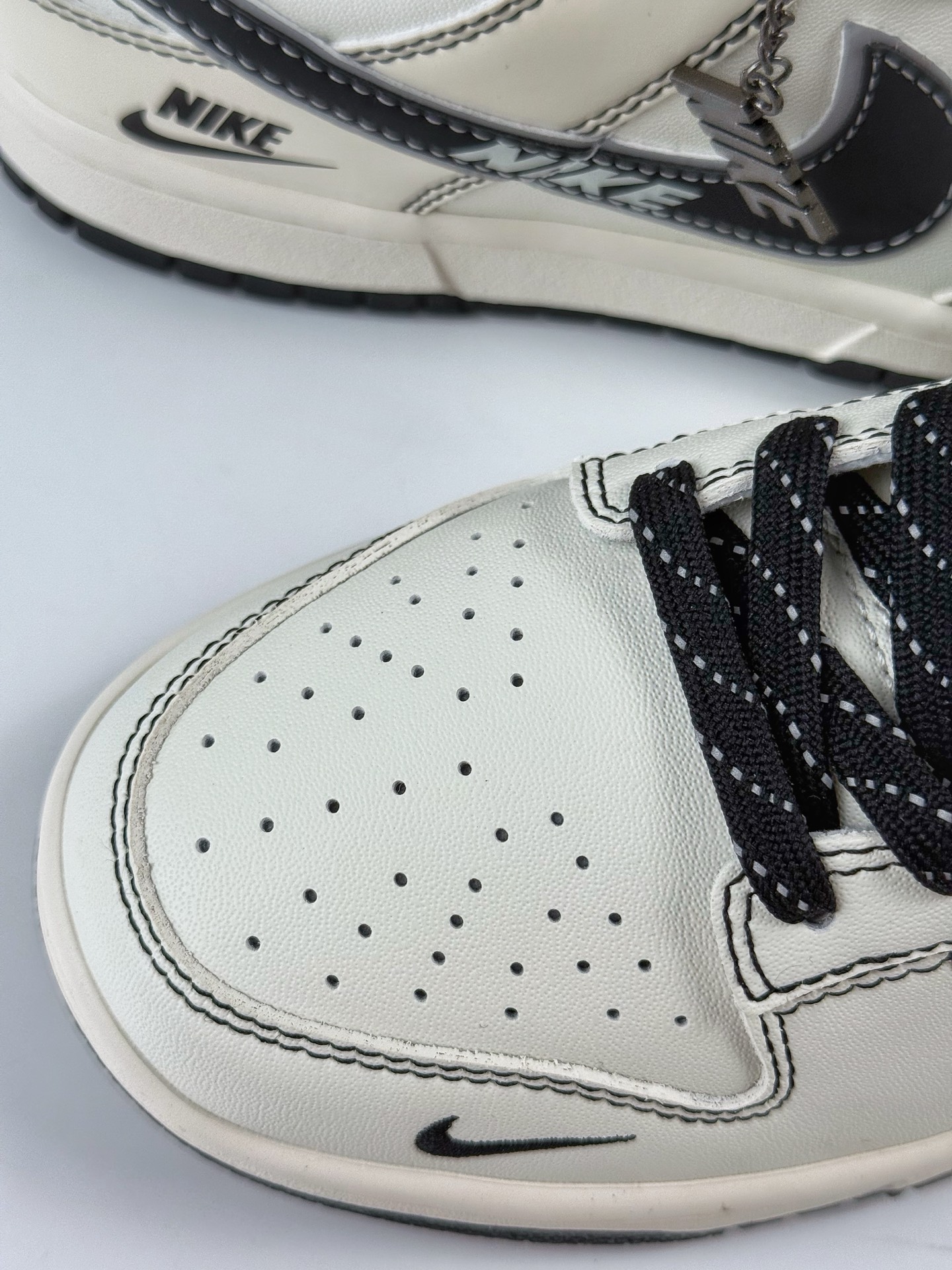 280 Nike SB Dunk Low x NIKE 白黑双小勾满天星 CS1688-116-Chinese UA Cheap High Quatity Brand Clothes Bags handbags Sneakers wholesale wholesaler seller from China Factory suppliers Fashion Clothing Shoes best Quality Beautiful Price 280 Nike SB Dunk Low x NIKE 白黑双小勾满天星 CS1688-116