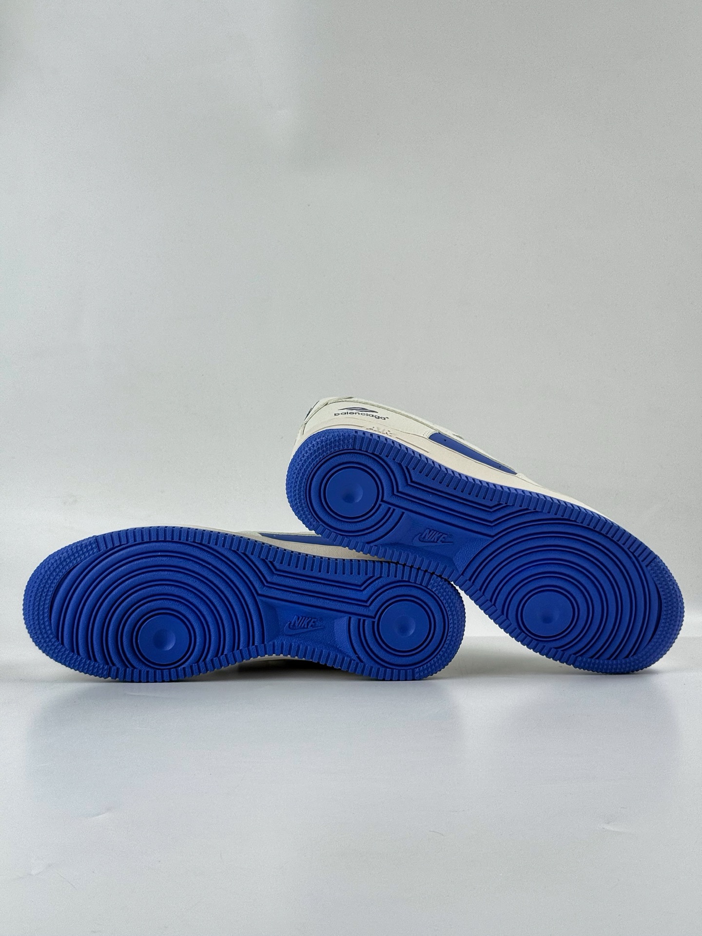 260 Nike Air Force 1 Low 07 x Balenciaga 白蓝小勾 KX2532-501-Chinese UA Cheap High Quatity Brand Clothes Bags handbags Sneakers wholesale wholesaler seller from China Factory suppliers Fashion Clothing Shoes best Quality Beautiful Price 260 Nike Air Force 1 Low 07 x Balenciaga 白蓝小勾 KX2532-501