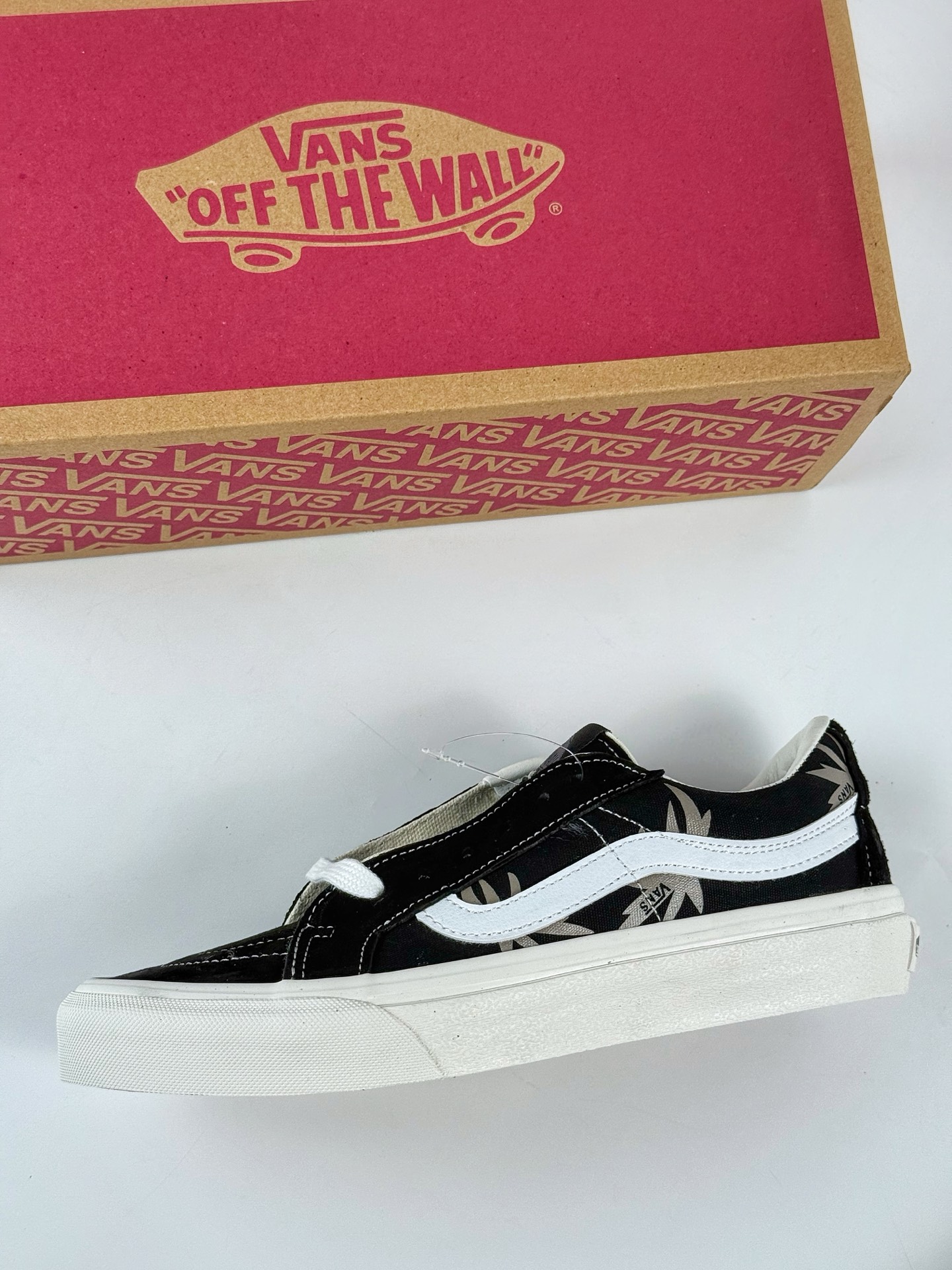 150 VANS 范斯 SK8-LOW 棕榈叶黑棕色枫叶 悠游 舒适百搭 低帮 帆布鞋 男女同款 白色休闲板鞋帆布鞋 VN0A4UUK2V4-Chinese UA Cheap High Quatity Brand Clothes Bags handbags Sneakers wholesale wholesaler seller from China Factory suppliers Fashion Clothing Shoes best Quality Beautiful Price 150 VANS 范斯 SK8-LOW 棕榈叶黑棕色枫叶 悠游 舒适百搭 低帮 帆布鞋 男女同款 白色休闲板鞋帆布鞋 VN0A4UUK2V4