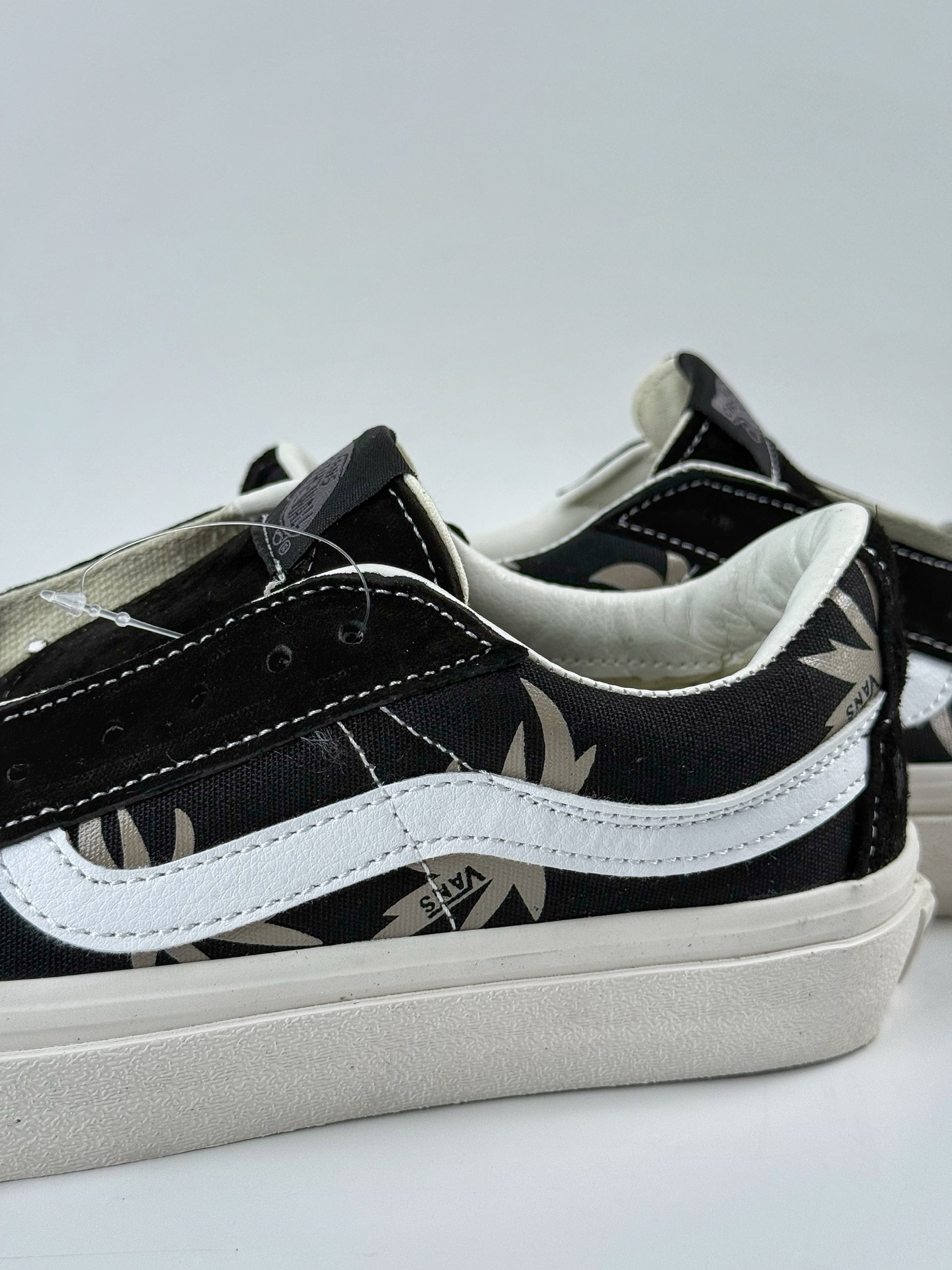 150 VANS 范斯 SK8-LOW 棕榈叶黑棕色枫叶 悠游 舒适百搭 低帮 帆布鞋 男女同款 白色休闲板鞋帆布鞋 VN0A4UUK2V4-Chinese UA Cheap High Quatity Brand Clothes Bags handbags Sneakers wholesale wholesaler seller from China Factory suppliers Fashion Clothing Shoes best Quality Beautiful Price 150 VANS 范斯 SK8-LOW 棕榈叶黑棕色枫叶 悠游 舒适百搭 低帮 帆布鞋 男女同款 白色休闲板鞋帆布鞋 VN0A4UUK2V4