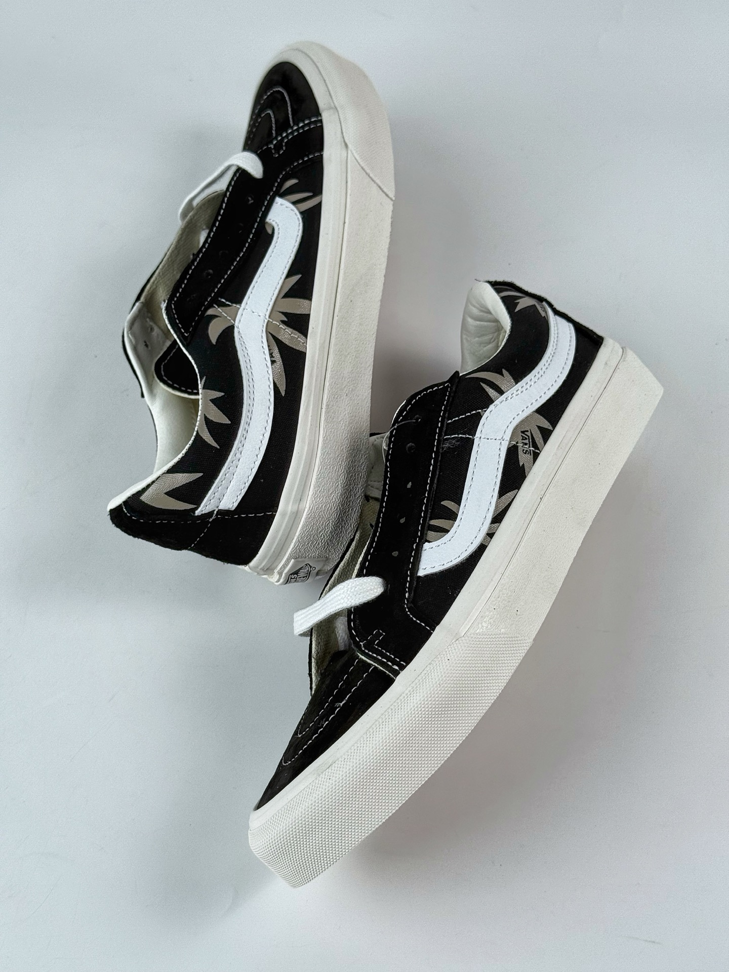 150 VANS 范斯 SK8-LOW 棕榈叶黑棕色枫叶 悠游 舒适百搭 低帮 帆布鞋 男女同款 白色休闲板鞋帆布鞋 VN0A4UUK2V4-Chinese UA Cheap High Quatity Brand Clothes Bags handbags Sneakers wholesale wholesaler seller from China Factory suppliers Fashion Clothing Shoes best Quality Beautiful Price 150 VANS 范斯 SK8-LOW 棕榈叶黑棕色枫叶 悠游 舒适百搭 低帮 帆布鞋 男女同款 白色休闲板鞋帆布鞋 VN0A4UUK2V4