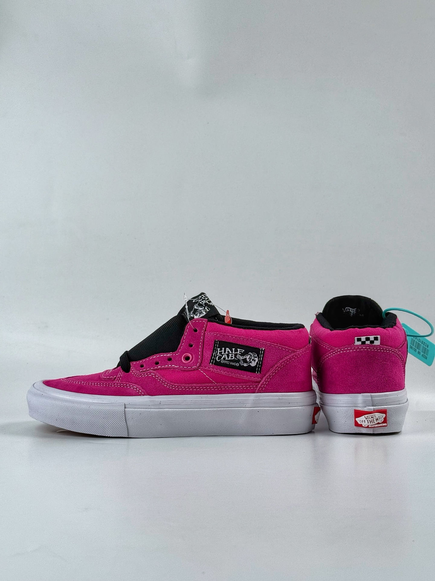 220 Vans范斯Half Cab 火龙果/玫红色男女复古休闲中帮运动滑板鞋 VN0A5FCDB9M-Chinese UA Cheap High Quatity Brand Clothes Bags handbags Sneakers wholesale wholesaler seller from China Factory suppliers Fashion Clothing Shoes best Quality Beautiful Price 220 Vans范斯Half Cab 火龙果/玫红色男女复古休闲中帮运动滑板鞋 VN0A5FCDB9M