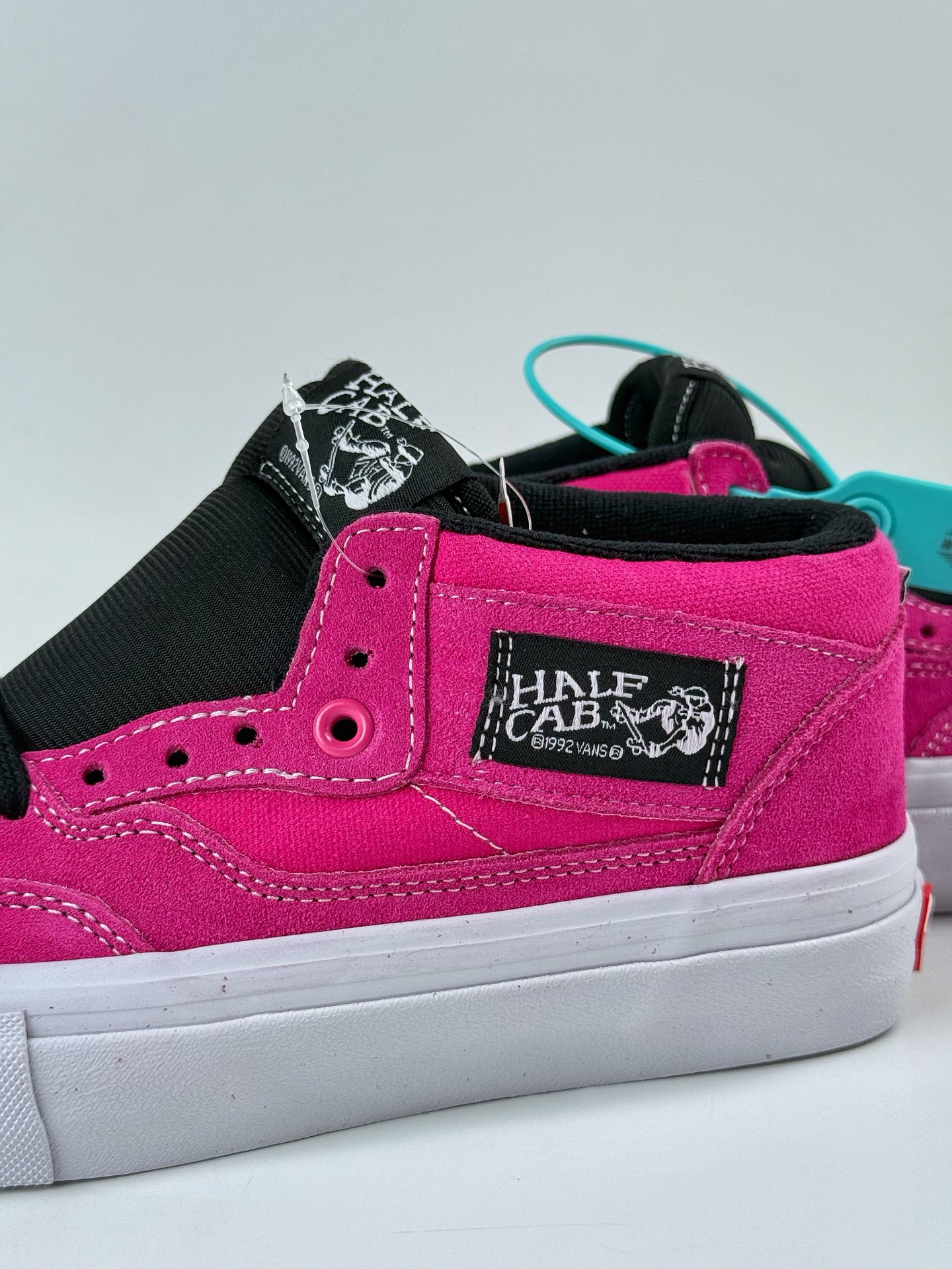 220 Vans范斯Half Cab 火龙果/玫红色男女复古休闲中帮运动滑板鞋 VN0A5FCDB9M-Chinese UA Cheap High Quatity Brand Clothes Bags handbags Sneakers wholesale wholesaler seller from China Factory suppliers Fashion Clothing Shoes best Quality Beautiful Price 220 Vans范斯Half Cab 火龙果/玫红色男女复古休闲中帮运动滑板鞋 VN0A5FCDB9M