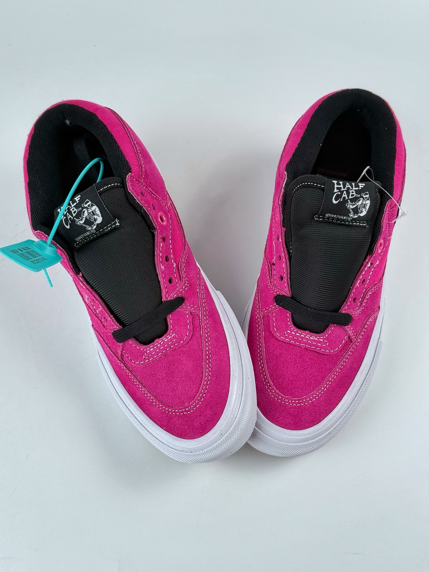 220 Vans范斯Half Cab 火龙果/玫红色男女复古休闲中帮运动滑板鞋 VN0A5FCDB9M-Chinese UA Cheap High Quatity Brand Clothes Bags handbags Sneakers wholesale wholesaler seller from China Factory suppliers Fashion Clothing Shoes best Quality Beautiful Price 220 Vans范斯Half Cab 火龙果/玫红色男女复古休闲中帮运动滑板鞋 VN0A5FCDB9M