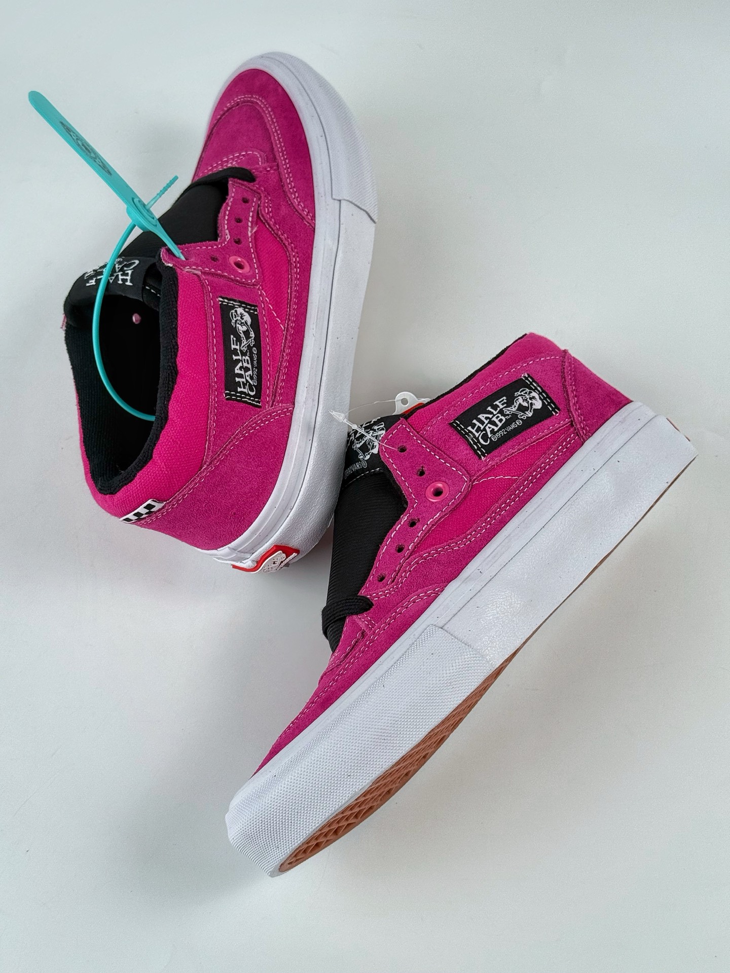 220 Vans范斯Half Cab 火龙果/玫红色男女复古休闲中帮运动滑板鞋 VN0A5FCDB9M-Chinese UA Cheap High Quatity Brand Clothes Bags handbags Sneakers wholesale wholesaler seller from China Factory suppliers Fashion Clothing Shoes best Quality Beautiful Price 220 Vans范斯Half Cab 火龙果/玫红色男女复古休闲中帮运动滑板鞋 VN0A5FCDB9M