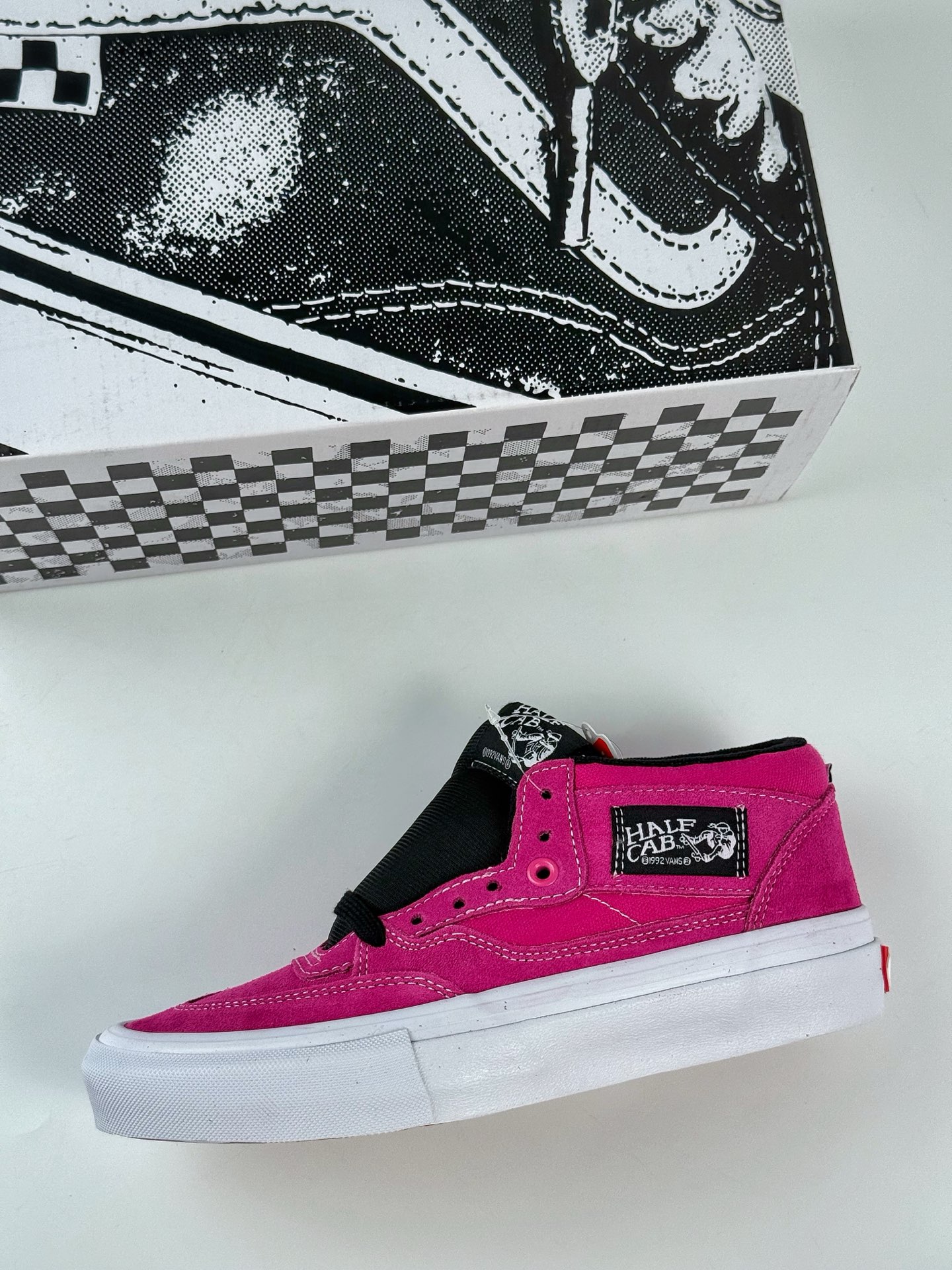 220 Vans范斯Half Cab 火龙果/玫红色男女复古休闲中帮运动滑板鞋 VN0A5FCDB9M-Chinese UA Cheap High Quatity Brand Clothes Bags handbags Sneakers wholesale wholesaler seller from China Factory suppliers Fashion Clothing Shoes best Quality Beautiful Price 220 Vans范斯Half Cab 火龙果/玫红色男女复古休闲中帮运动滑板鞋 VN0A5FCDB9M