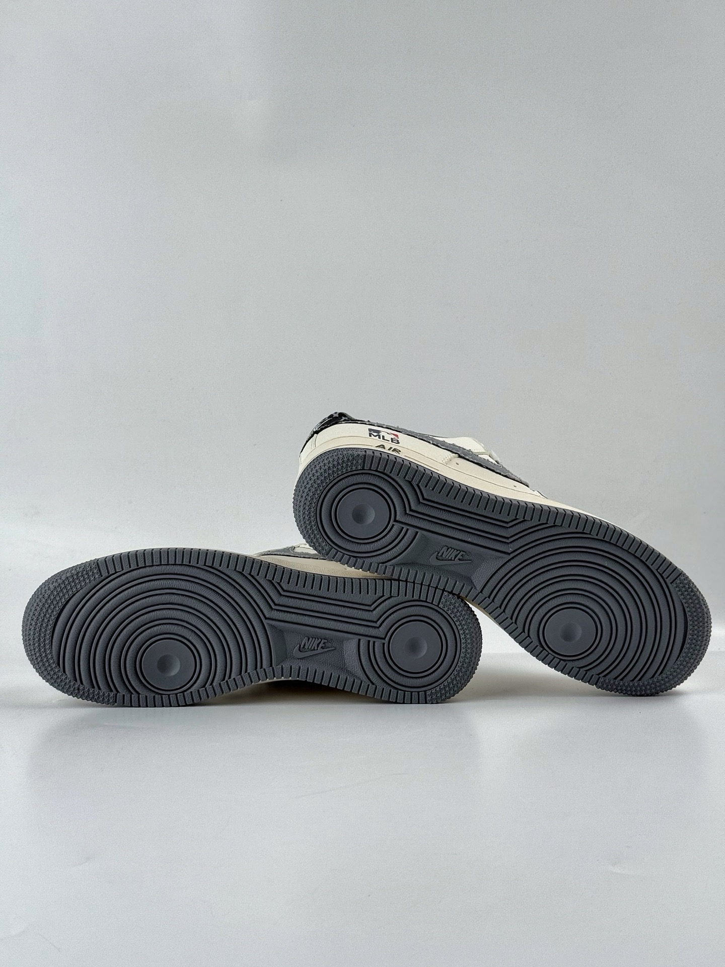 260 Nike Air Force 1 Low 07 x MLB 白灰双小勾满天星 QW5606-264-Chinese UA Cheap High Quatity Brand Clothes Bags handbags Sneakers wholesale wholesaler seller from China Factory suppliers Fashion Clothing Shoes best Quality Beautiful Price 260 Nike Air Force 1 Low 07 x MLB 白灰双小勾满天星 QW5606-264