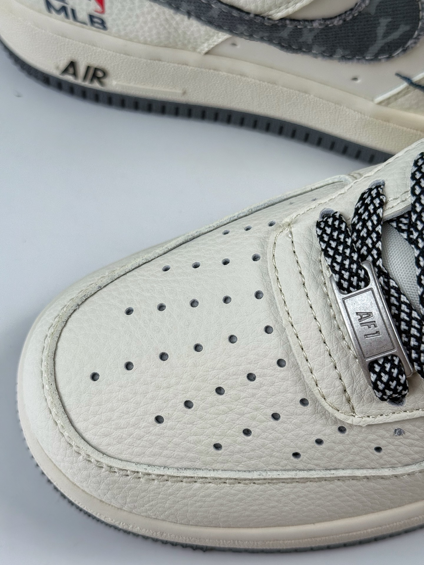 260 Nike Air Force 1 Low 07 x MLB 白灰双小勾满天星 QW5606-264-Chinese UA Cheap High Quatity Brand Clothes Bags handbags Sneakers wholesale wholesaler seller from China Factory suppliers Fashion Clothing Shoes best Quality Beautiful Price 260 Nike Air Force 1 Low 07 x MLB 白灰双小勾满天星 QW5606-264