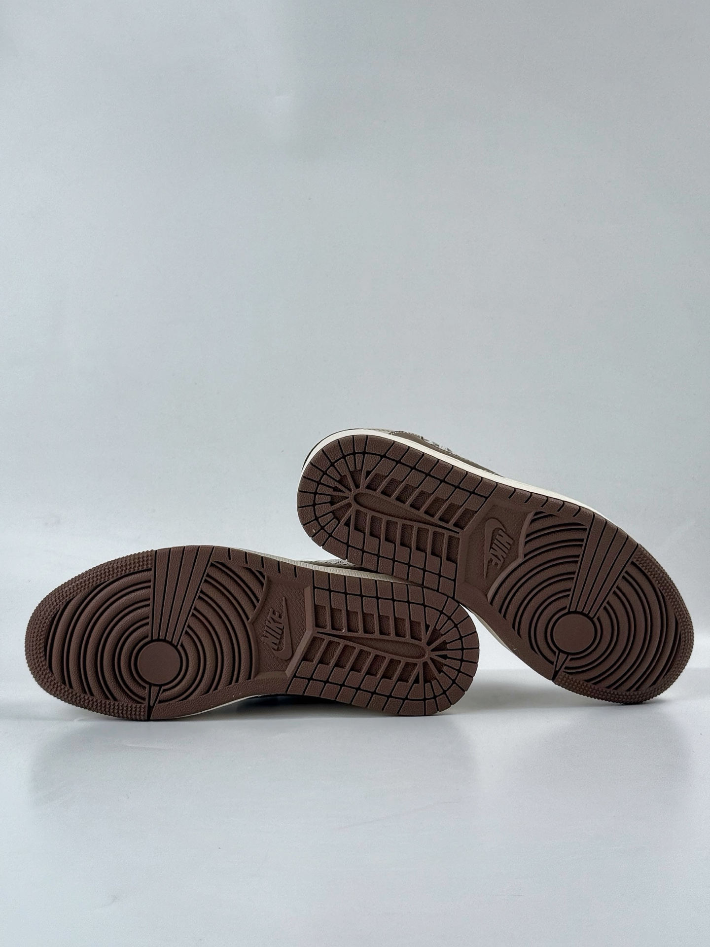 280 Travis Scott x Nike Air Jordan 1 Low x Louis Vuitton Air Jordan 1 Low 反转米棕布尾倒钩 XS7089-605-Chinese UA Cheap High Quatity Brand Clothes Bags handbags Sneakers wholesale wholesaler seller from China Factory suppliers Fashion Clothing Shoes best Quality Beautiful Price 280 Travis Scott x Nike Air Jordan 1 Low x Louis Vuitton Air Jordan 1 Low 反转米棕布尾倒钩 XS7089-605