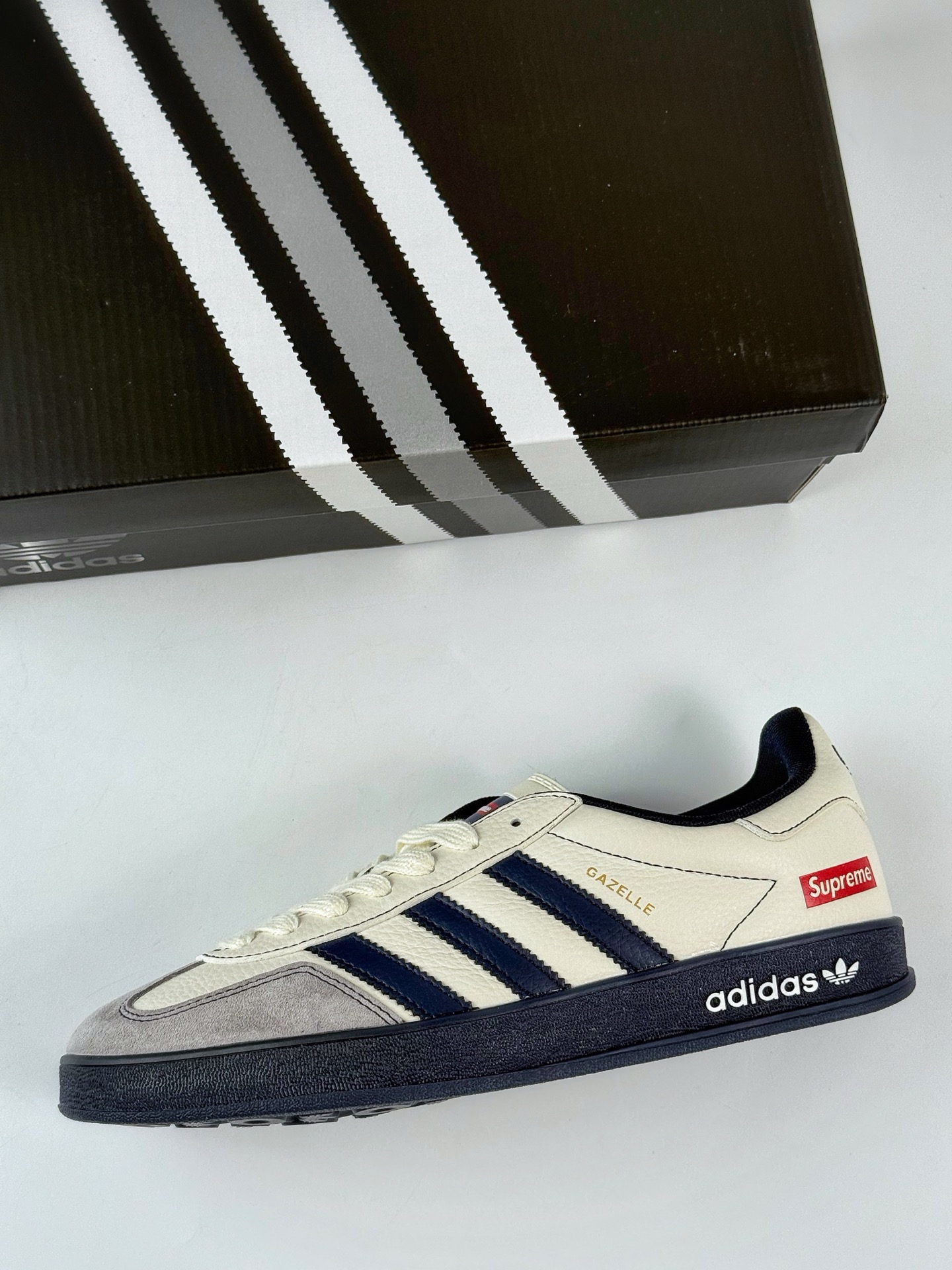 260 adidOriginals Gazelle INdoor x Supreme 灰白 三叶草休闲防滑耐磨低帮板鞋 DM1234-003-Chinese UA Cheap High Quatity Brand Clothes Bags handbags Sneakers wholesale wholesaler seller from China Factory suppliers Fashion Clothing Shoes best Quality Beautiful Price 260 adidOriginals Gazelle INdoor x Supreme 灰白 三叶草休闲防滑耐磨低帮板鞋 DM1234-003