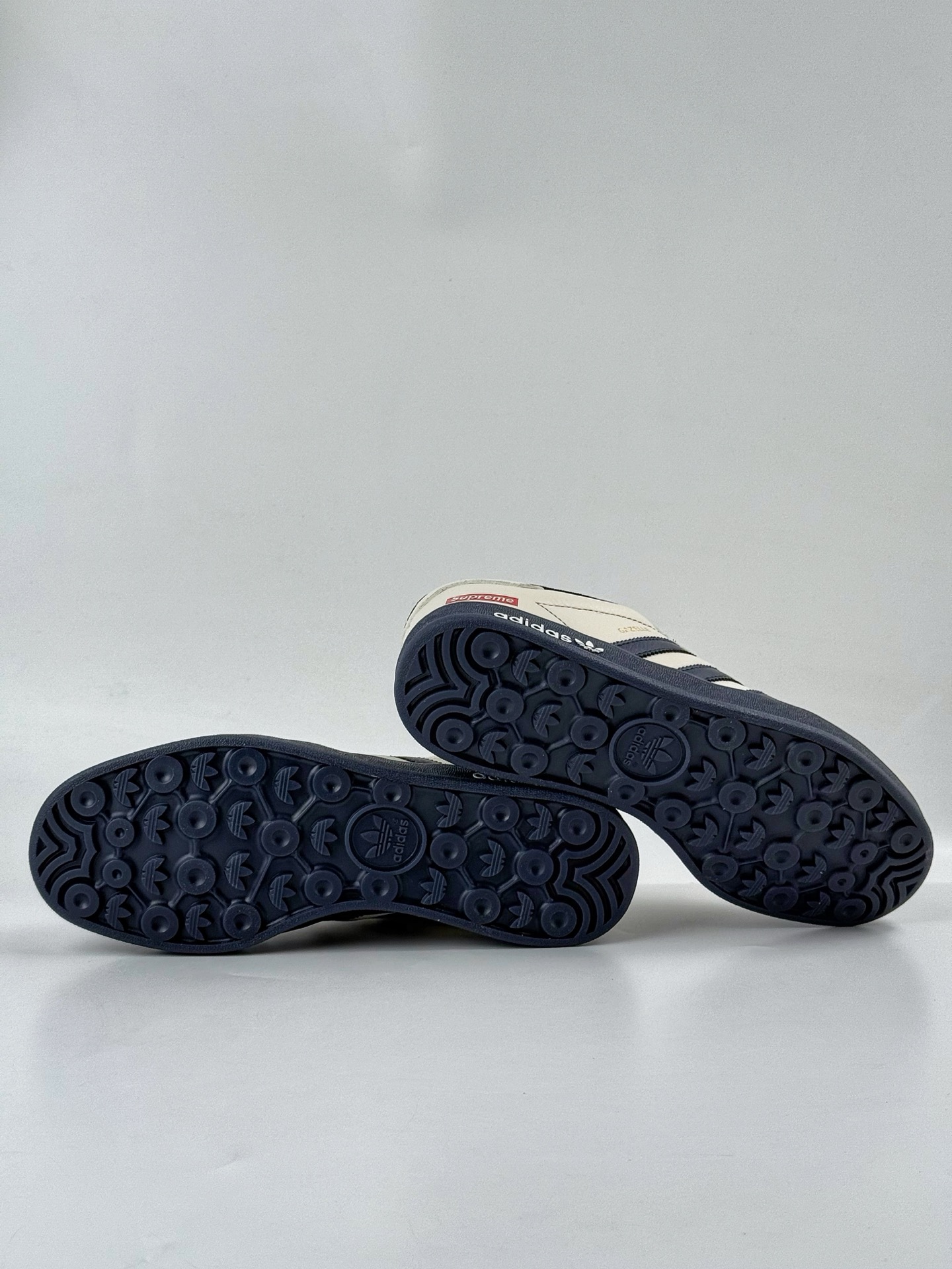 260 adidOriginals Gazelle INdoor x Supreme 灰白 三叶草休闲防滑耐磨低帮板鞋 DM1234-003-Chinese UA Cheap High Quatity Brand Clothes Bags handbags Sneakers wholesale wholesaler seller from China Factory suppliers Fashion Clothing Shoes best Quality Beautiful Price 260 adidOriginals Gazelle INdoor x Supreme 灰白 三叶草休闲防滑耐磨低帮板鞋 DM1234-003