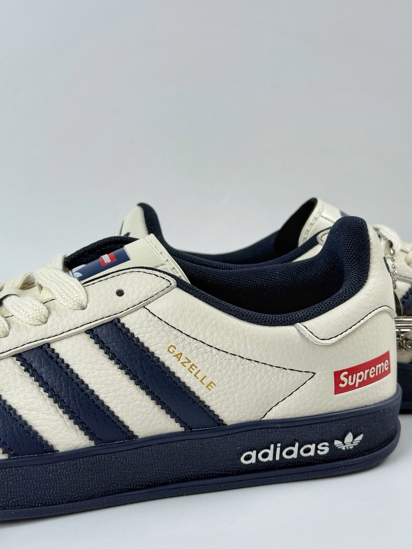 260 adidOriginals Gazelle INdoor x Supreme 灰白 三叶草休闲防滑耐磨低帮板鞋 DM1234-003-Chinese UA Cheap High Quatity Brand Clothes Bags handbags Sneakers wholesale wholesaler seller from China Factory suppliers Fashion Clothing Shoes best Quality Beautiful Price 260 adidOriginals Gazelle INdoor x Supreme 灰白 三叶草休闲防滑耐磨低帮板鞋 DM1234-003