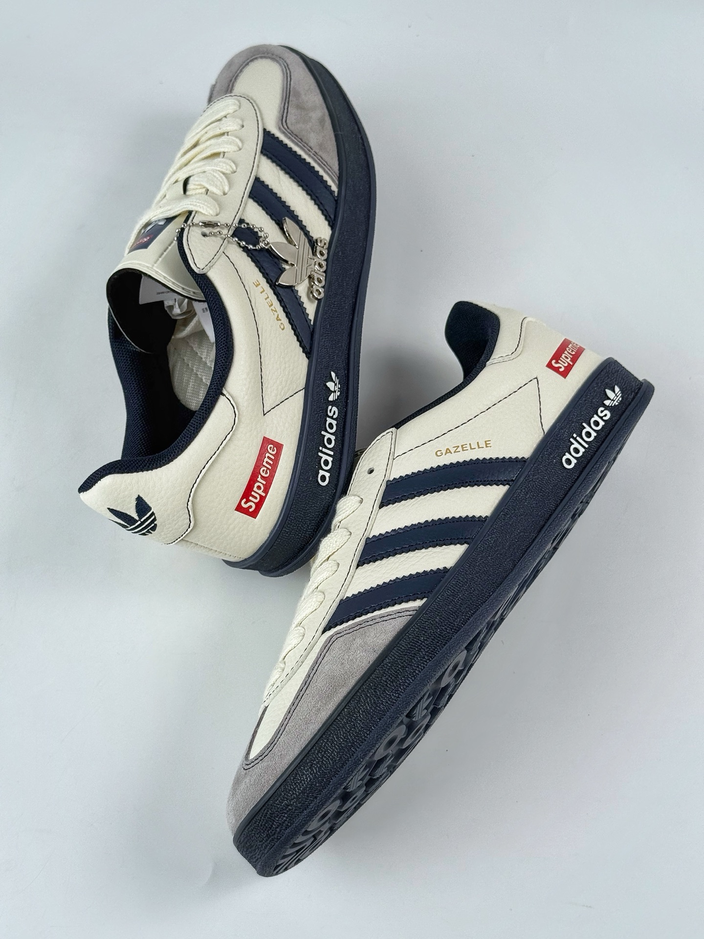 260 adidOriginals Gazelle INdoor x Supreme 灰白 三叶草休闲防滑耐磨低帮板鞋 DM1234-003-Chinese UA Cheap High Quatity Brand Clothes Bags handbags Sneakers wholesale wholesaler seller from China Factory suppliers Fashion Clothing Shoes best Quality Beautiful Price 260 adidOriginals Gazelle INdoor x Supreme 灰白 三叶草休闲防滑耐磨低帮板鞋 DM1234-003
