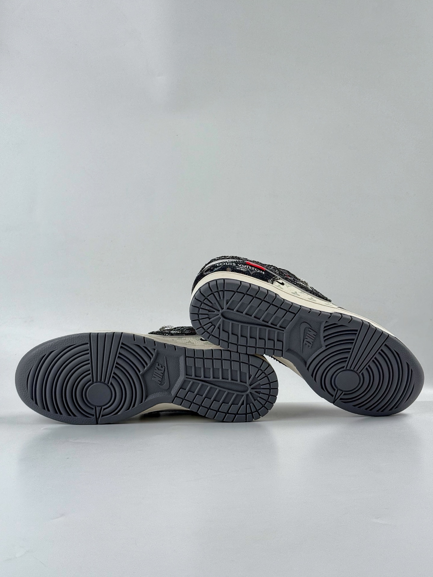 280 Nike SB Dunk Low x Louis Vuitton 灰白黑牛仔双小勾满天星 YX5066-387-Chinese UA Cheap High Quatity Brand Clothes Bags handbags Sneakers wholesale wholesaler seller from China Factory suppliers Fashion Clothing Shoes best Quality Beautiful Price 280 Nike SB Dunk Low x Louis Vuitton 灰白黑牛仔双小勾满天星 YX5066-387