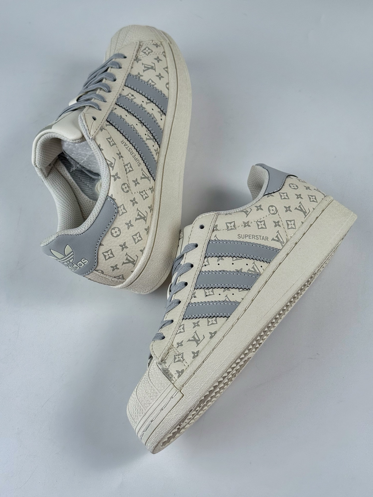220 AD Originals Superstar x Louis Vuitton 米灰 DS0012-Chinese UA Cheap High Quatity Brand Clothes Bags handbags Sneakers wholesale wholesaler seller from China Factory suppliers Fashion Clothing Shoes best Quality Beautiful Price 220 AD Originals Superstar x Louis Vuitton 米灰 DS0012