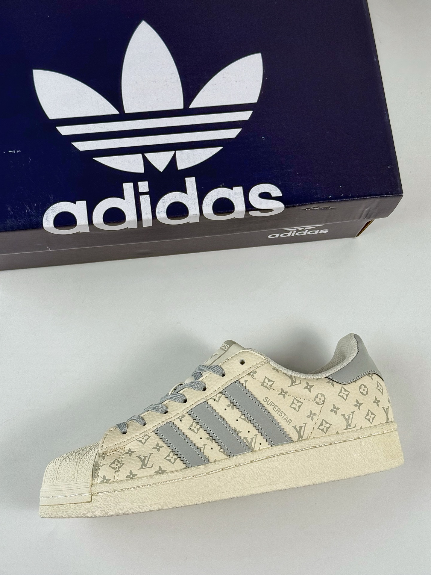220 AD Originals Superstar x Louis Vuitton 米灰 DS0012-Chinese UA Cheap High Quatity Brand Clothes Bags handbags Sneakers wholesale wholesaler seller from China Factory suppliers Fashion Clothing Shoes best Quality Beautiful Price 220 AD Originals Superstar x Louis Vuitton 米灰 DS0012