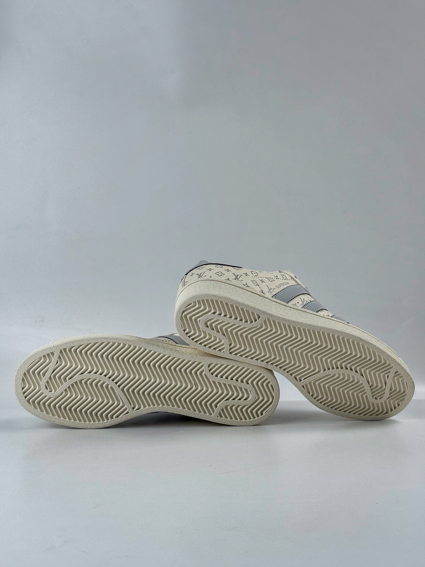 220 AD Originals Superstar x Louis Vuitton 米灰 DS0012-Chinese UA Cheap High Quatity Brand Clothes Bags handbags Sneakers wholesale wholesaler seller from China Factory suppliers Fashion Clothing Shoes best Quality Beautiful Price 220 AD Originals Superstar x Louis Vuitton 米灰 DS0012