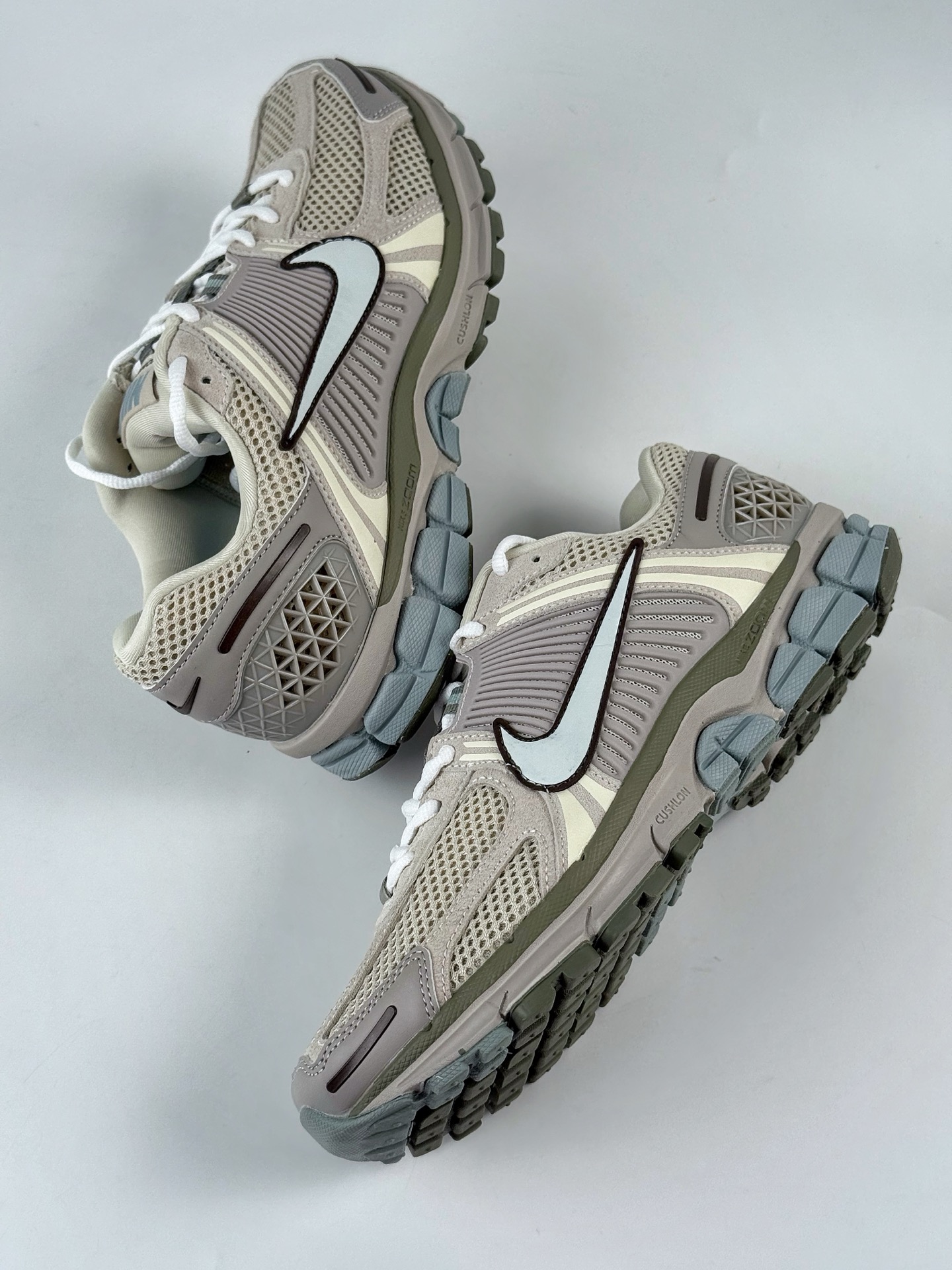 190 NIKE ZOOM Vomero 5 SP 复古风潮 网面透气运动鞋  FZ3653-104