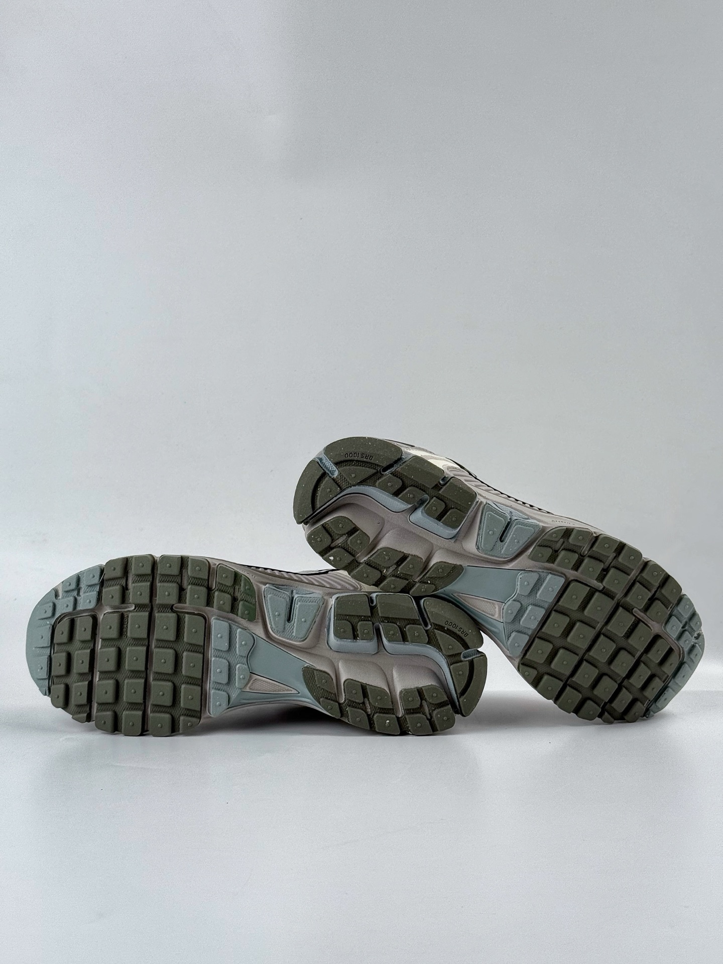190 NIKE ZOOM Vomero 5 SP 复古风潮 网面透气运动鞋  FZ3653-104