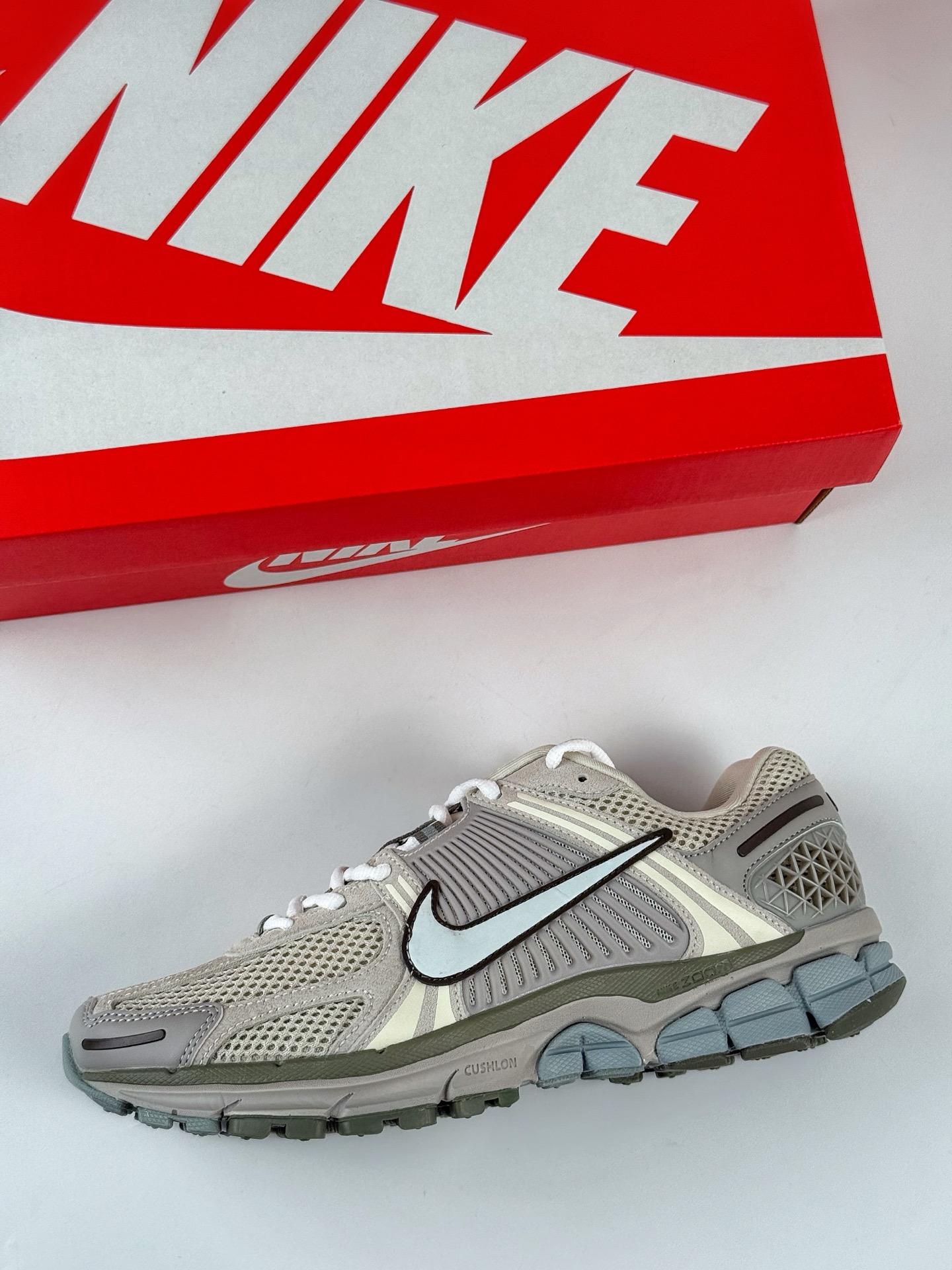 190 NIKE ZOOM Vomero 5 SP 复古风潮 网面透气运动鞋  FZ3653-104