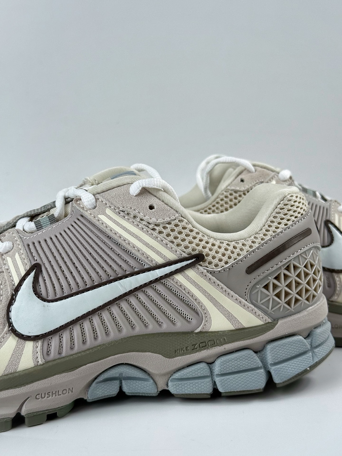 190 NIKE ZOOM Vomero 5 SP 复古风潮 网面透气运动鞋  FZ3653-104