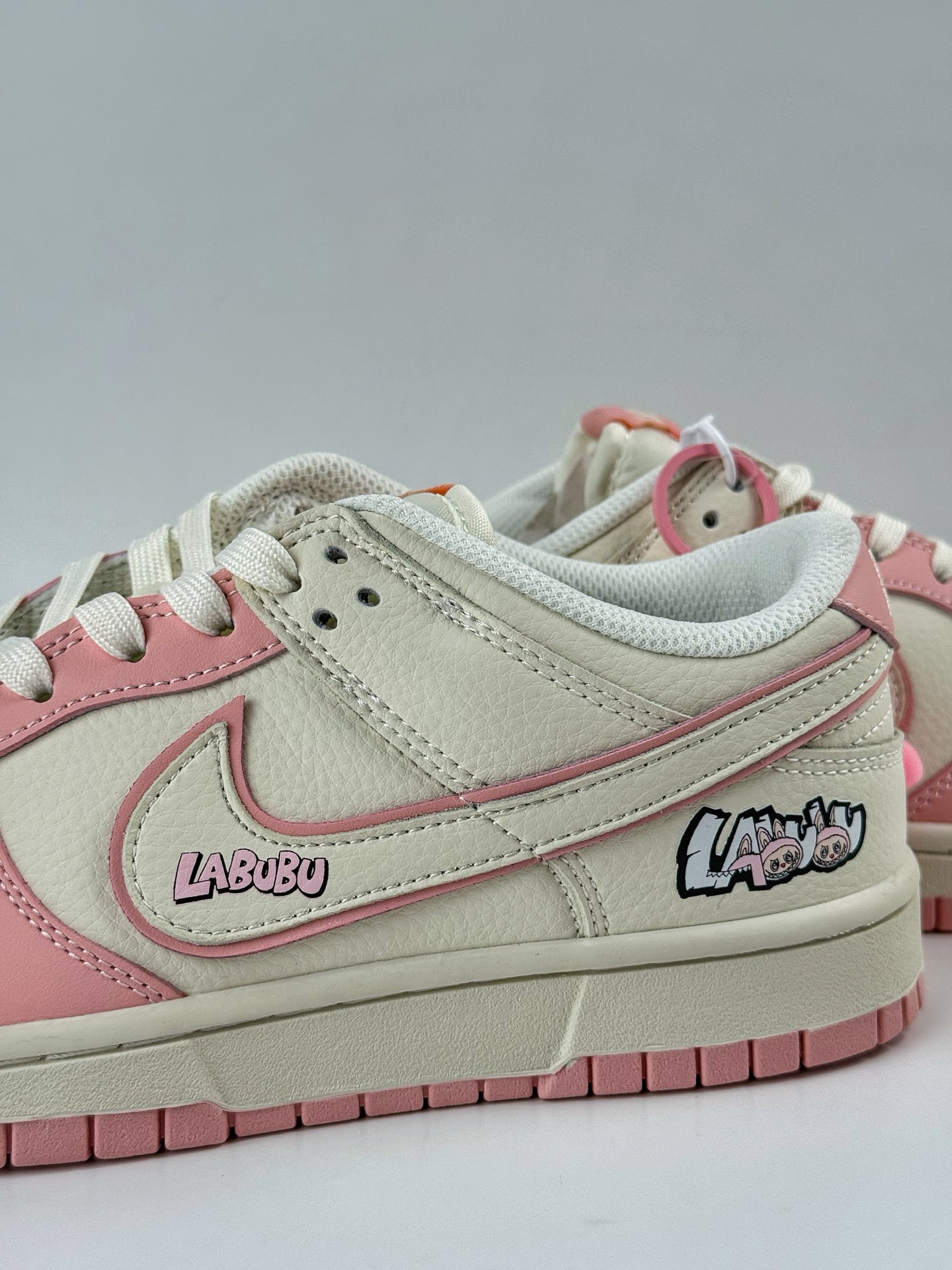 260 NIKE SB Dunk Low RETRO x LABUBU 粉白 DS6608-009