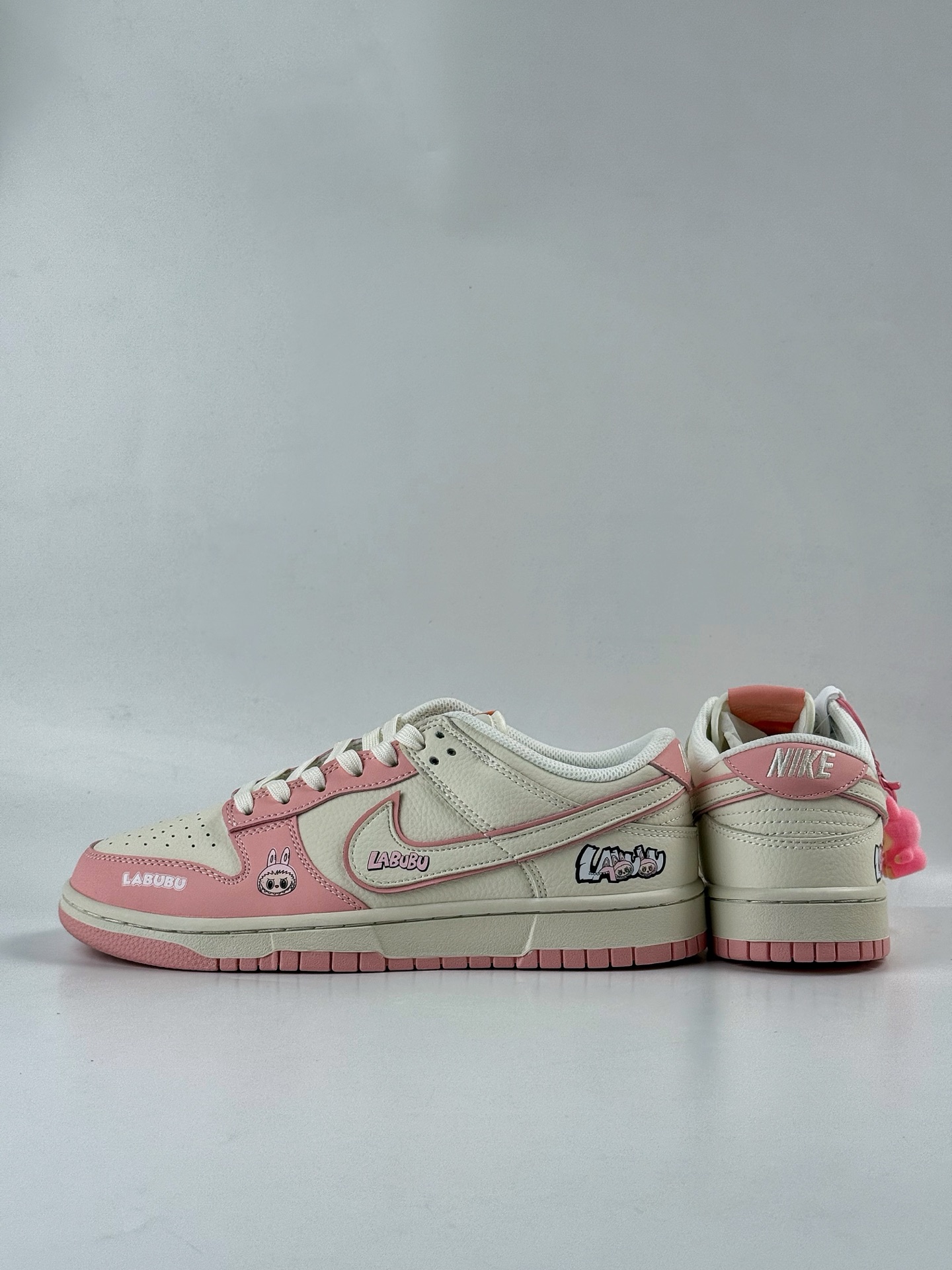 260 NIKE SB Dunk Low RETRO x LABUBU 粉白 DS6608-009
