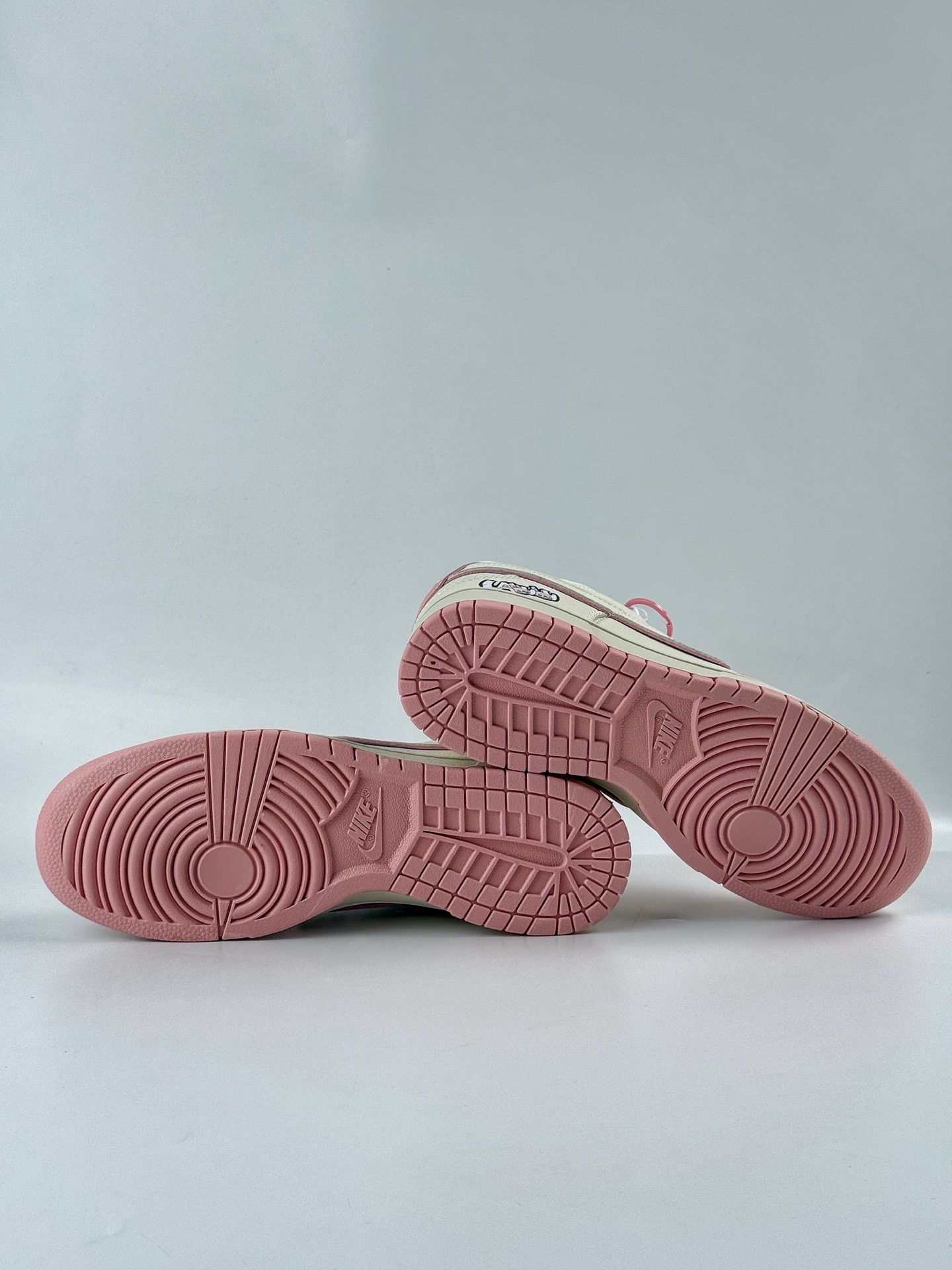 260 NIKE SB Dunk Low RETRO x LABUBU 粉白 DS6608-009