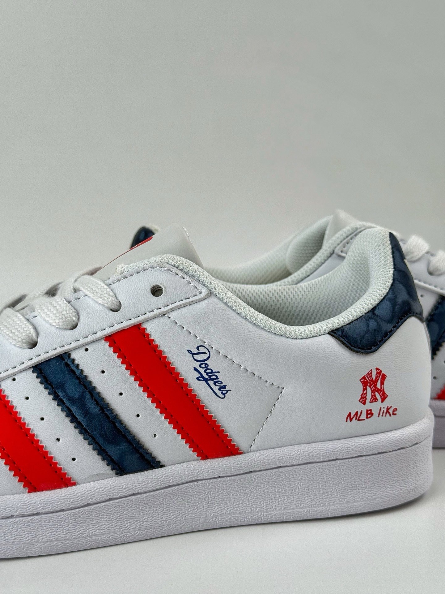 220 AD Originals Superstar x MLB 白红蓝 BZ2536-Chinese UA Cheap High Quatity Brand Clothes Bags handbags Sneakers wholesale wholesaler seller from China Factory suppliers Fashion Clothing Shoes best Quality Beautiful Price 220 AD Originals Superstar x MLB 白红蓝 BZ2536