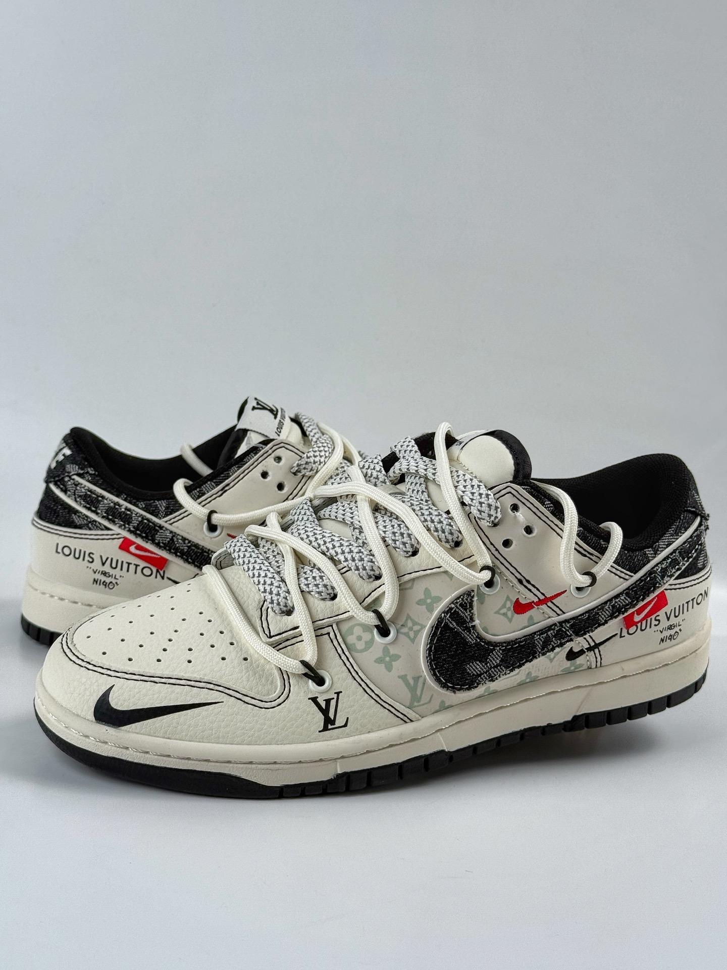 300 Nike SB Dunk Low x Louis Vuitton 白黑牛仔三小勾满天星  YX5066-380