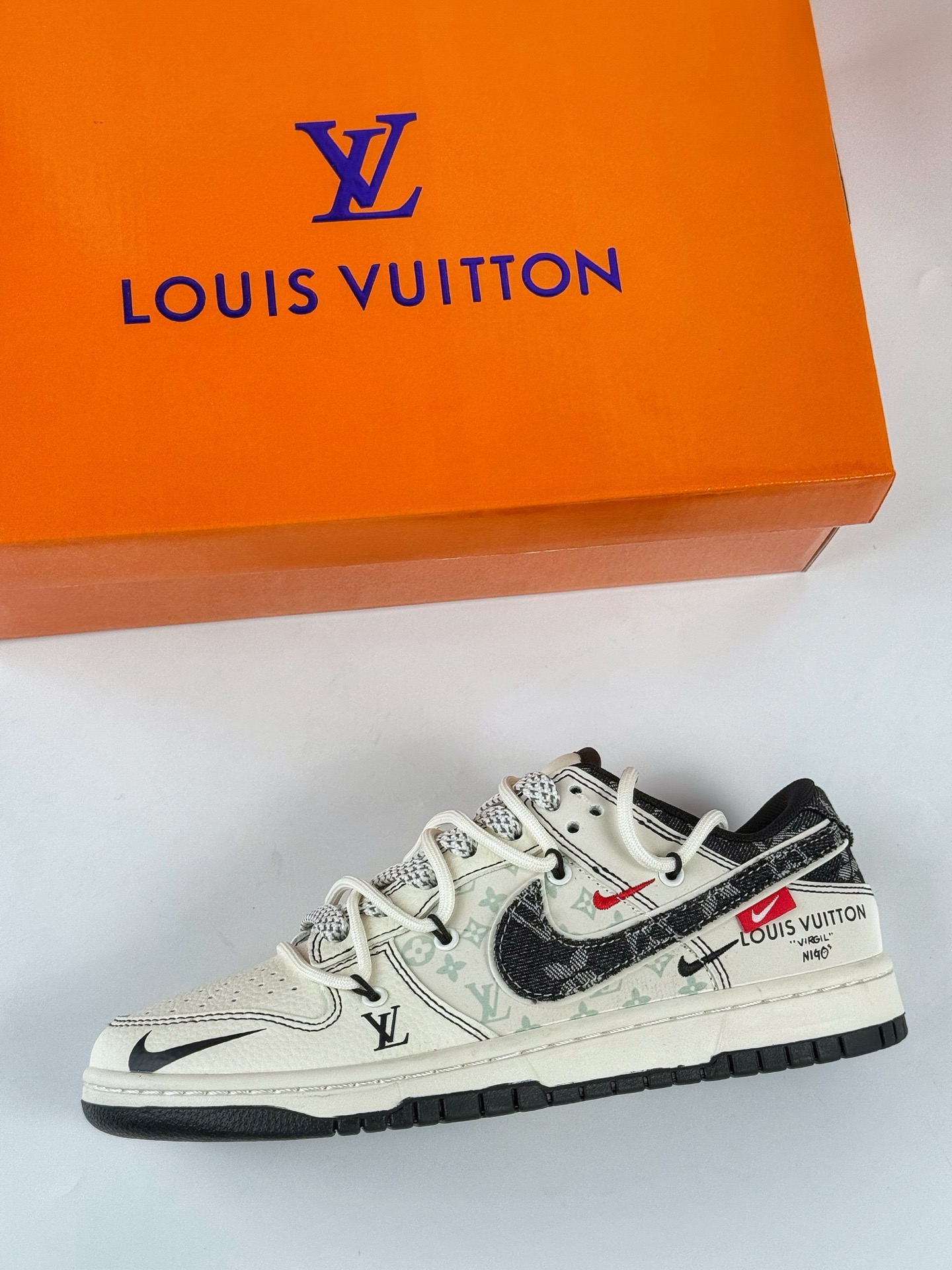 300 Nike SB Dunk Low x Louis Vuitton 白黑牛仔三小勾满天星  YX5066-380