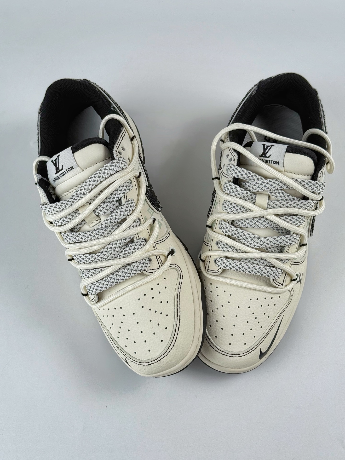 300 Nike SB Dunk Low x Louis Vuitton 白黑牛仔三小勾满天星  YX5066-380