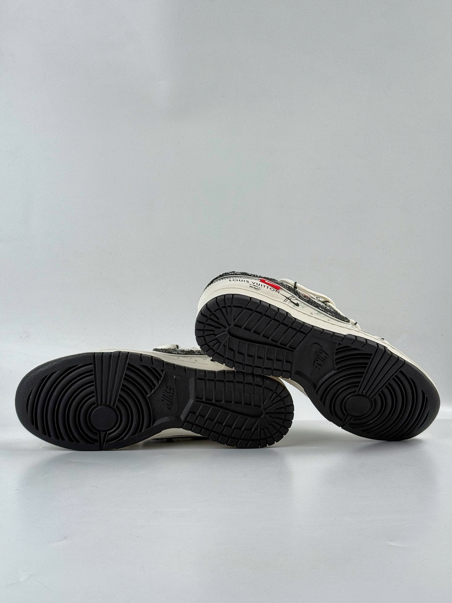 300 Nike SB Dunk Low x Louis Vuitton 白黑牛仔三小勾满天星  YX5066-380